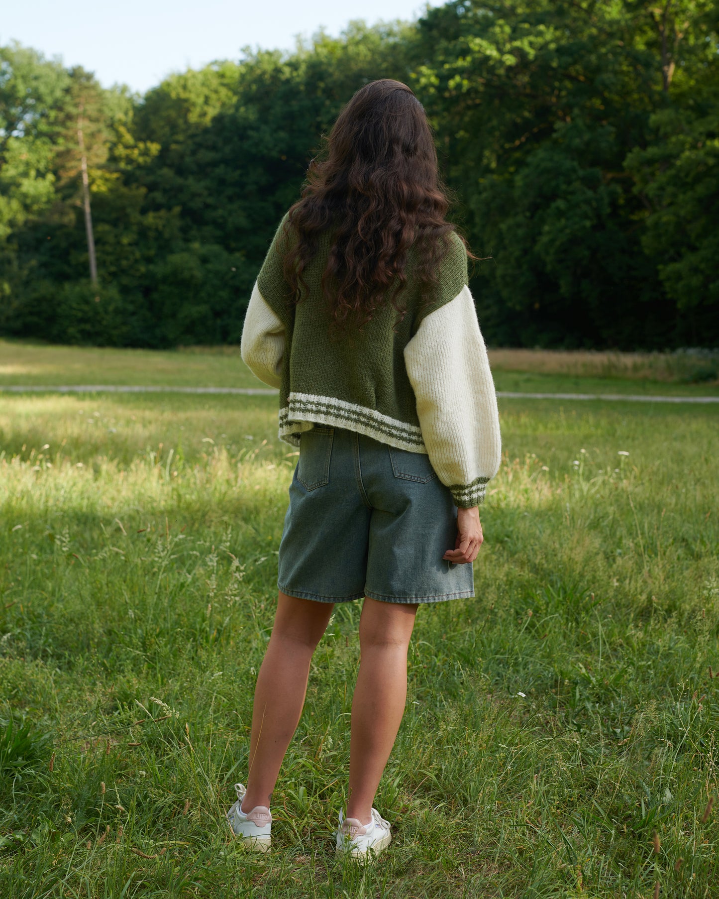 Alpaka College Cardigan VIVIAN Rückansicht an Model stehend in der Farbe natur oregano