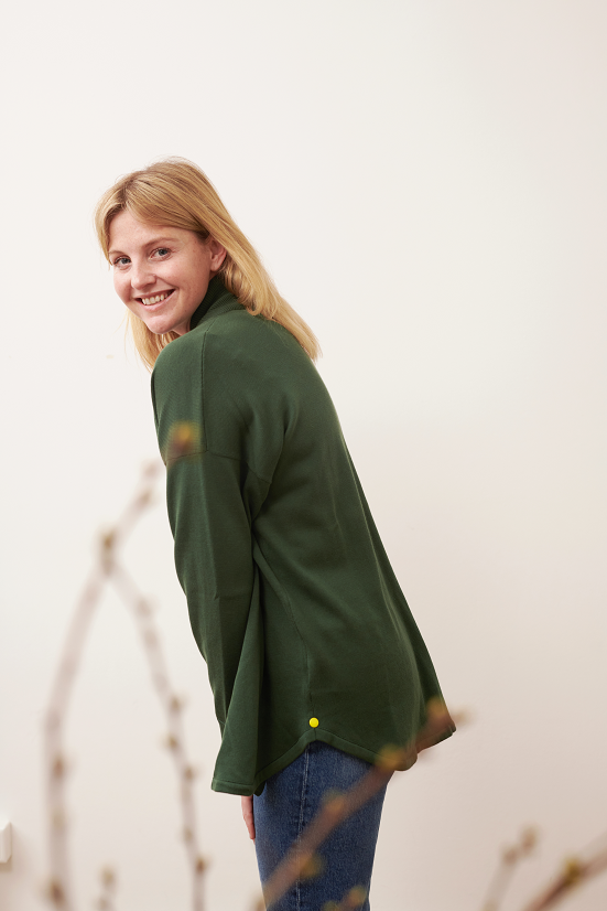 Baumwollcardigan CARLA Seitenansicht in der Farbe dark green