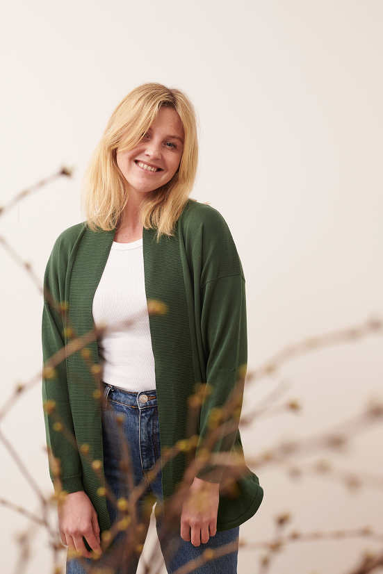 Baumwollcardigan CARLA Vordersansicht in der Farbe dark green