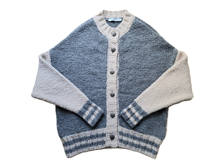 Boucle College Cardigan VICKY TRACHT mit Collegestreifen Vorderansicht Produktfoto in der Farbe grau