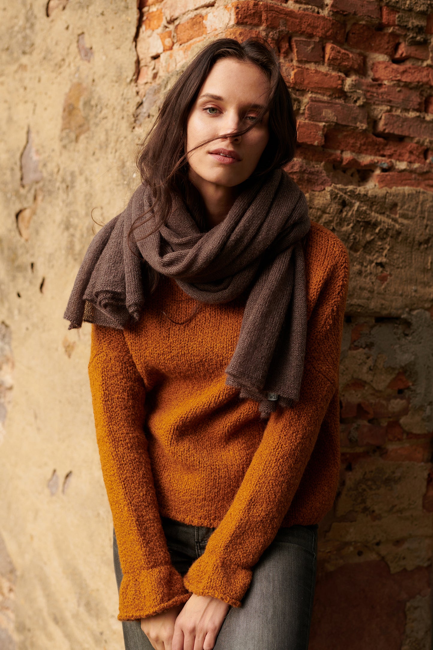 Boucle Pullover BOBBY mit halsfernem Stehkragen und Rueschenabschluss an Aermel Vorderansicht mit Schal an Model in der Farbe cognac