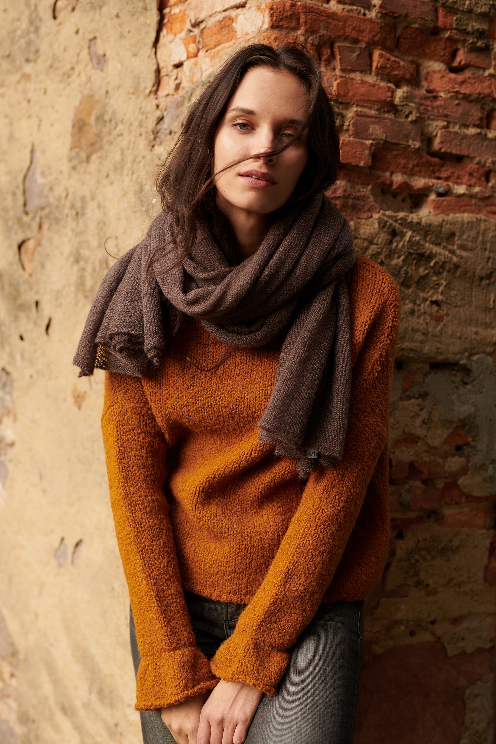Boucle Pullover BOBBY mit halsfernem Stehkragen und Rueschenabschluss an Aermel Vorderansicht mit Schal an Model in der Farbe cognac