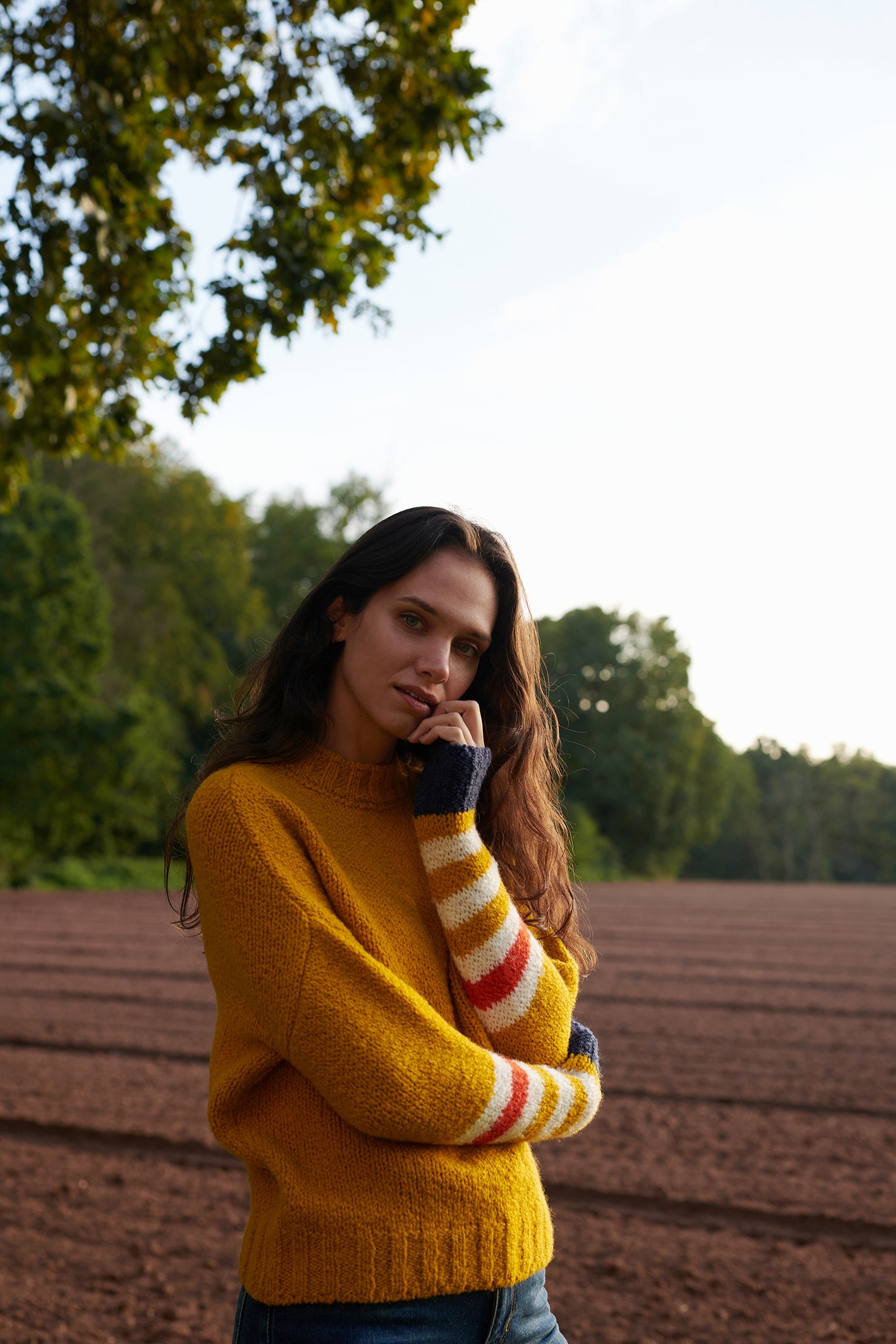 Boucle Pullover VIOLA mit farbigem Ringeldetail und Kontrastabschluessen an Aermel Seitenansicht1 an Model in der Farbe gelb
