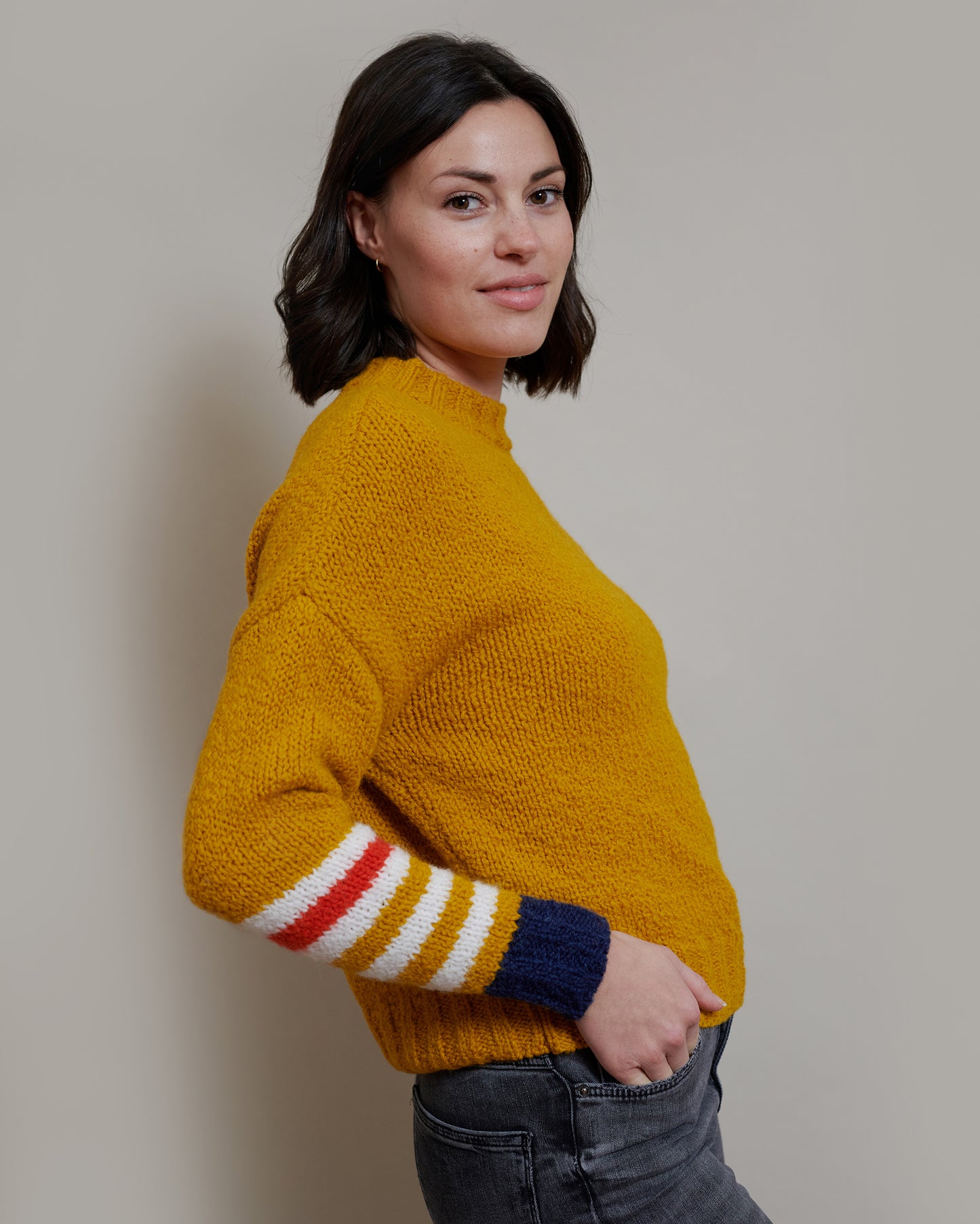 Boucle Pullover VIOLA mit farbigem Ringeldetail und Kontrastabschluessen an Aermel Seitenansicht2 an Model in der Farbe gelb