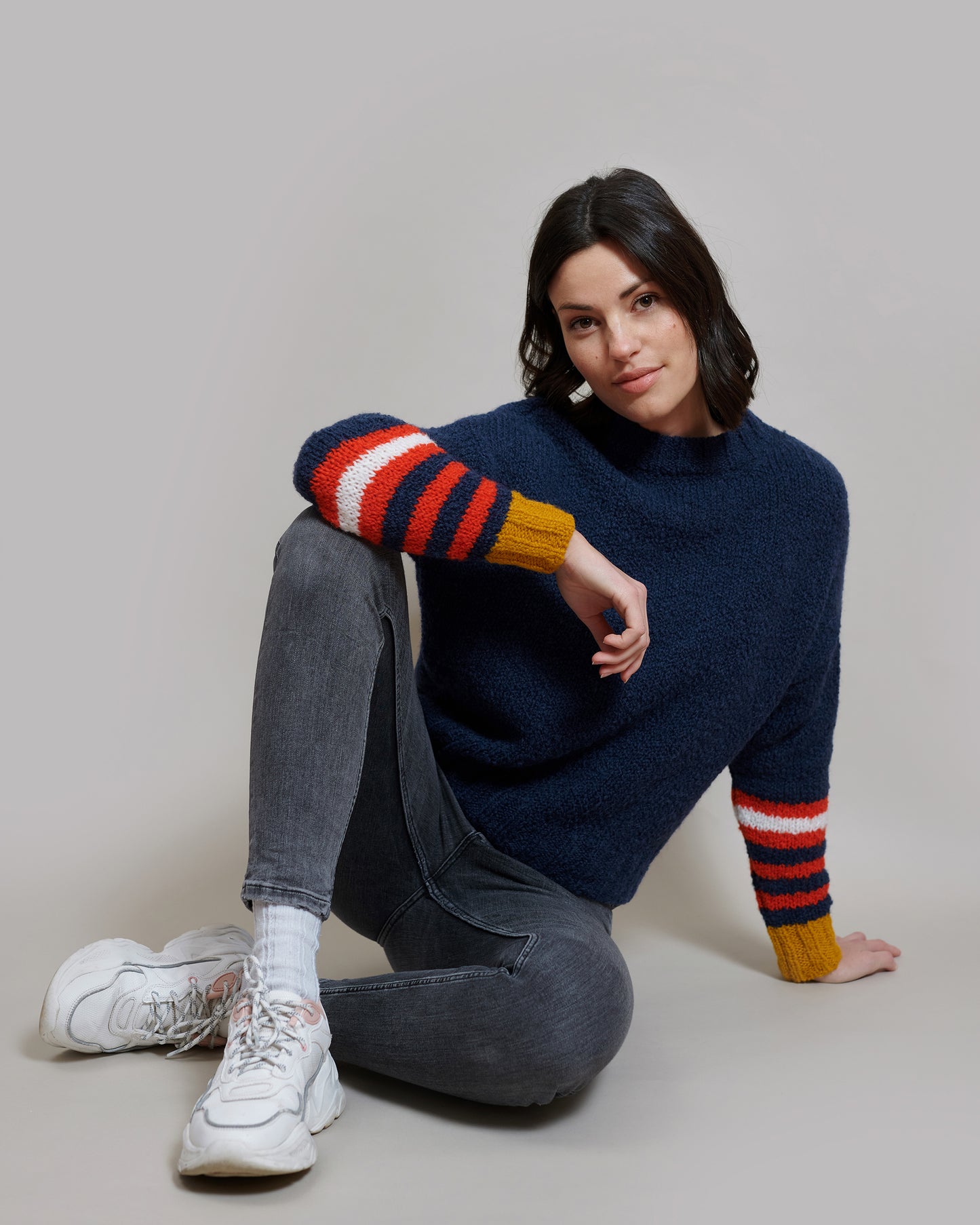 Boucle Pullover VIOLA mit farbigem Ringeldetail und Kontrastabschluessen an Aermel Vorderansicht2 an Model in der Farbe dunkelblau