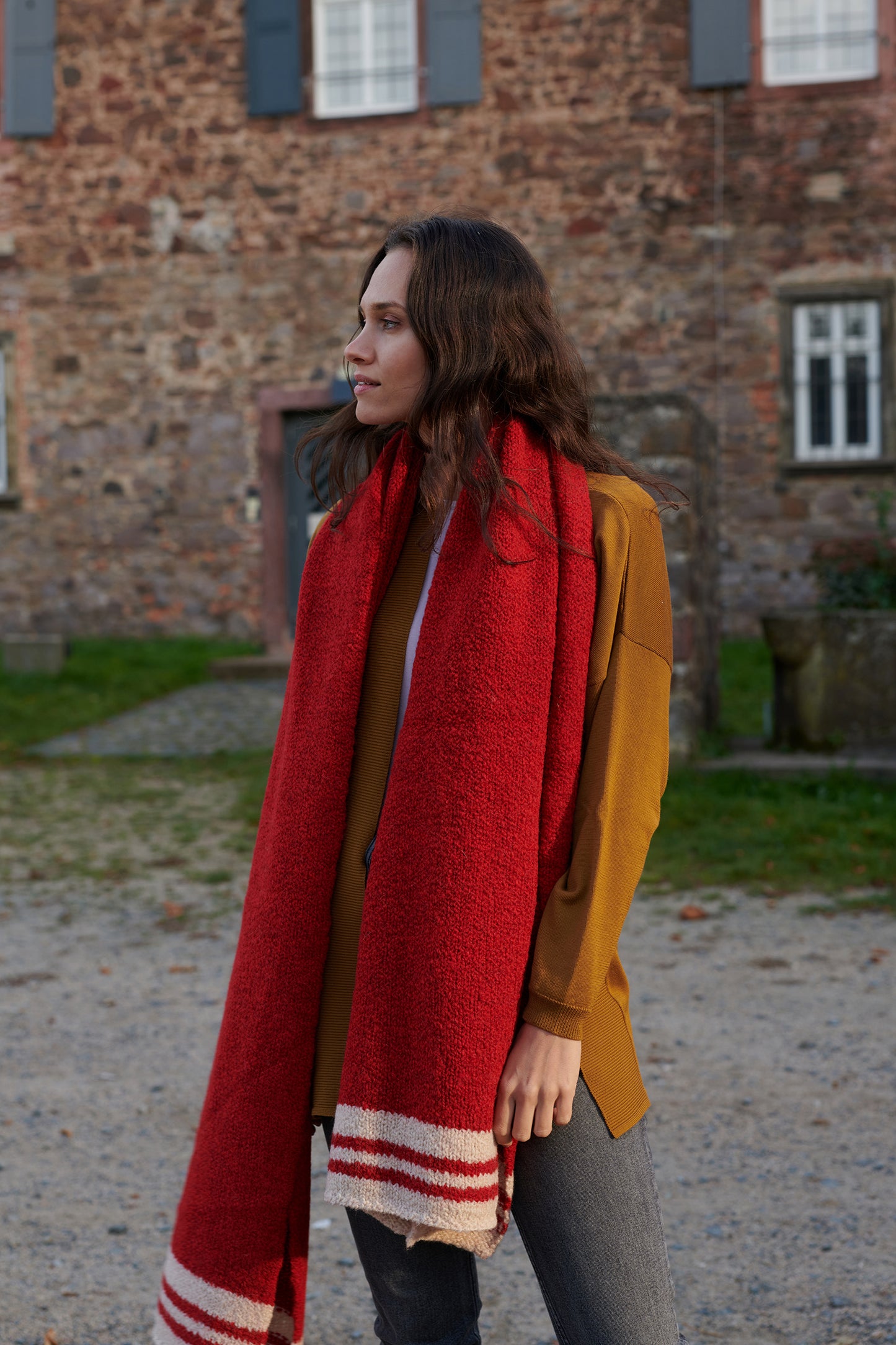 Boucle Schal SALLY mit hellen Collegestreifen Großaufnahme1 in der Farbe beere