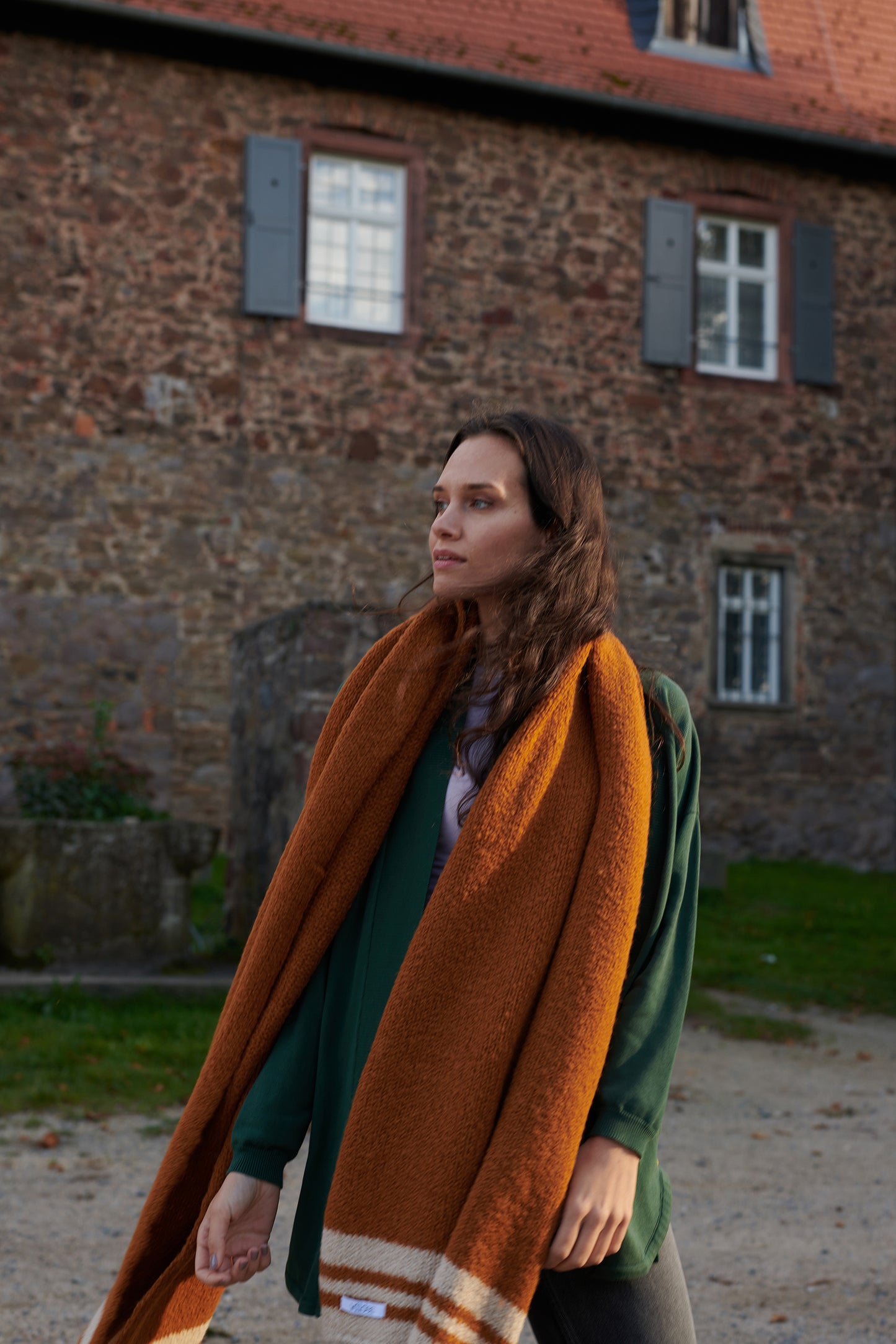 Boucle Schal SALLY mit hellen Collegestreifen Großaufnahme1 in der Farbe cognac