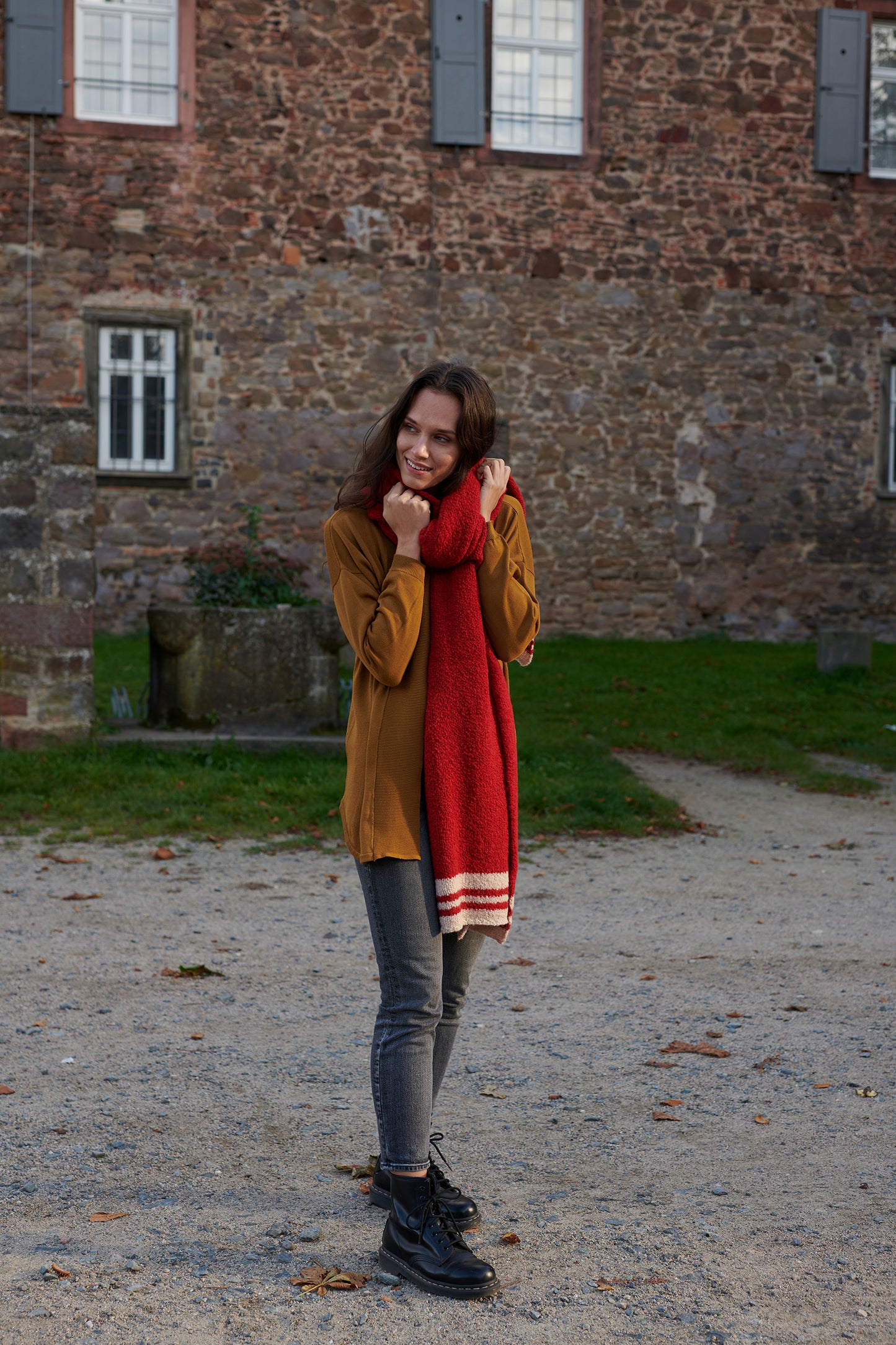 Boucle Schal SALLY mit hellen Collegestreifen an Modell in der Farbe beere