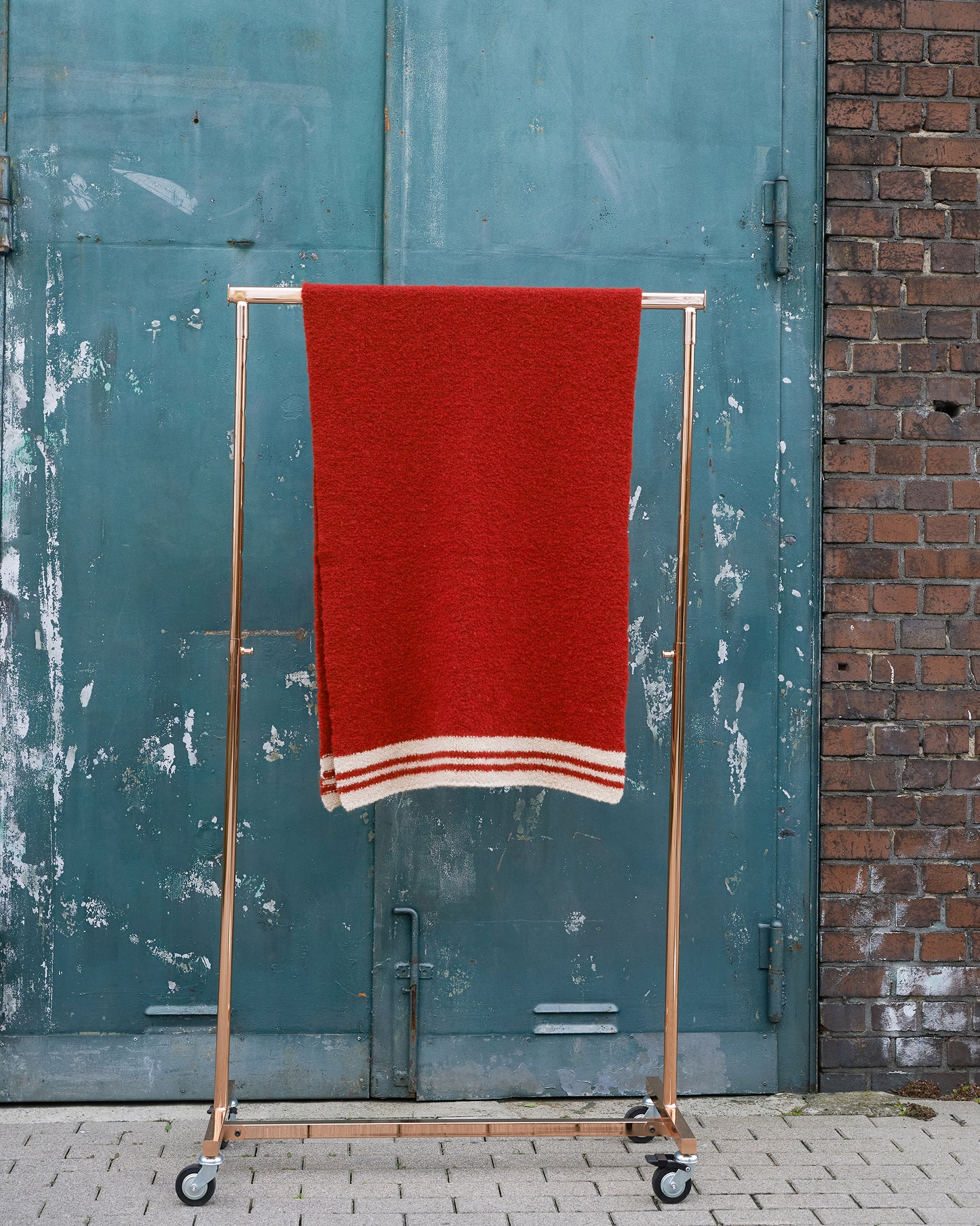 Boucle Schal SALLY mit hellen Collegestreifen ueber Kleiderstange haengend in der Farbe beere