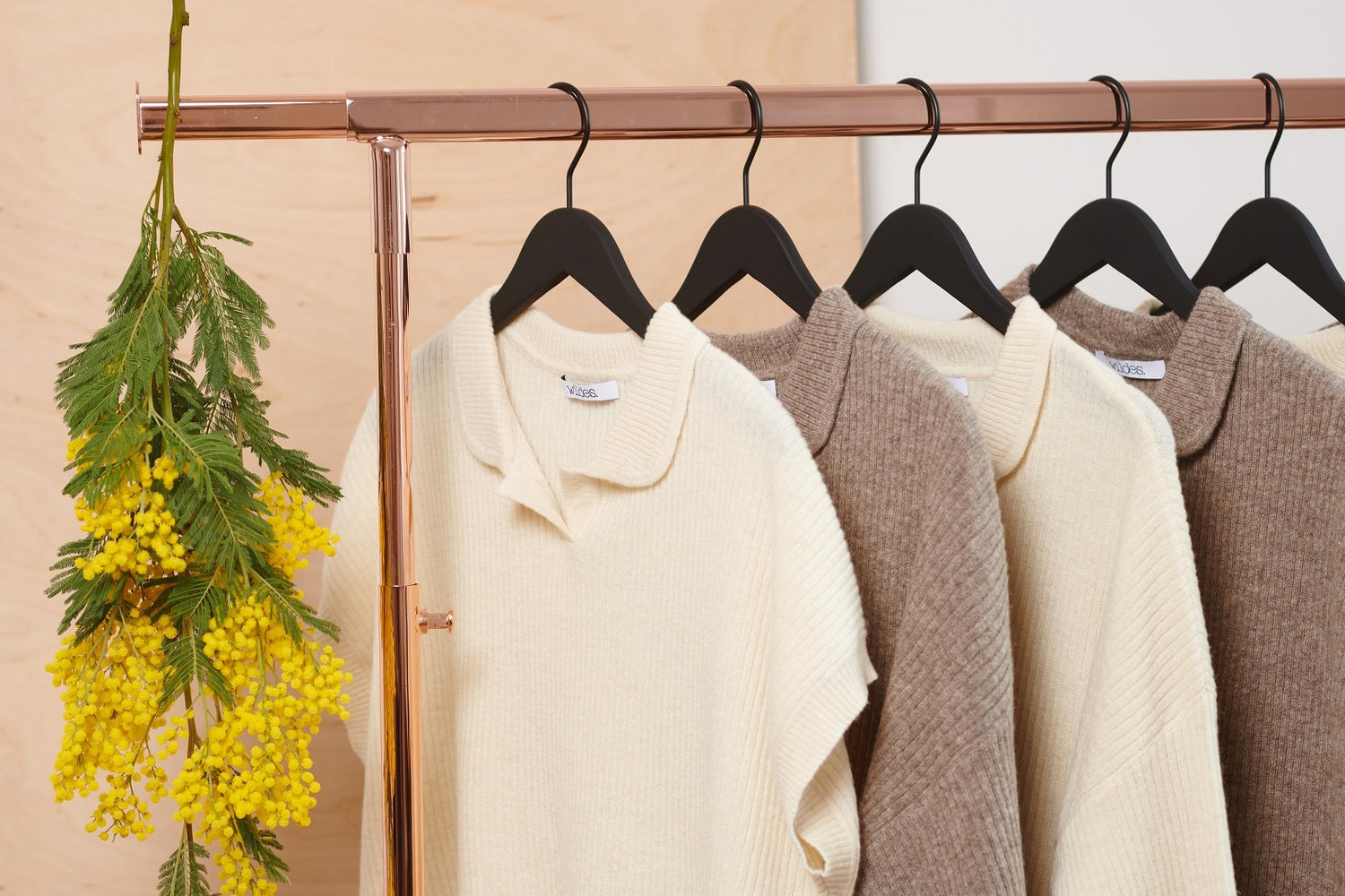 Die wildes. Ecodesign Kollektion aus ungefärten Wollfasern des mongolischen Sartuulschafs hängt am Rollständer