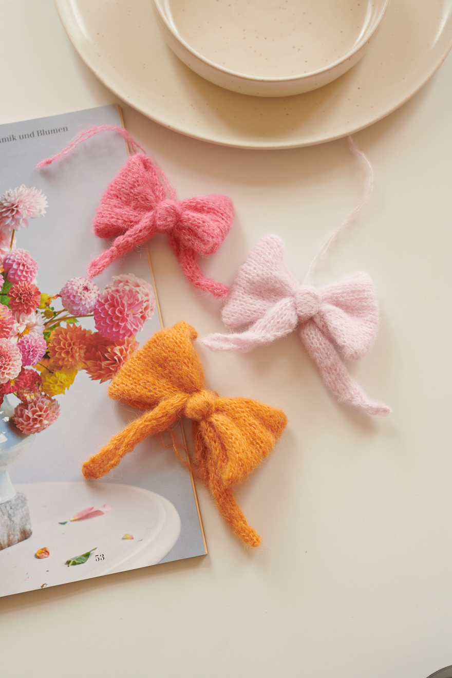 Handgefertigte Dekoschleife LISSI auf einem gedeckten Tisch dekoriert in den Farben knallpink, puderrosa und mandarine