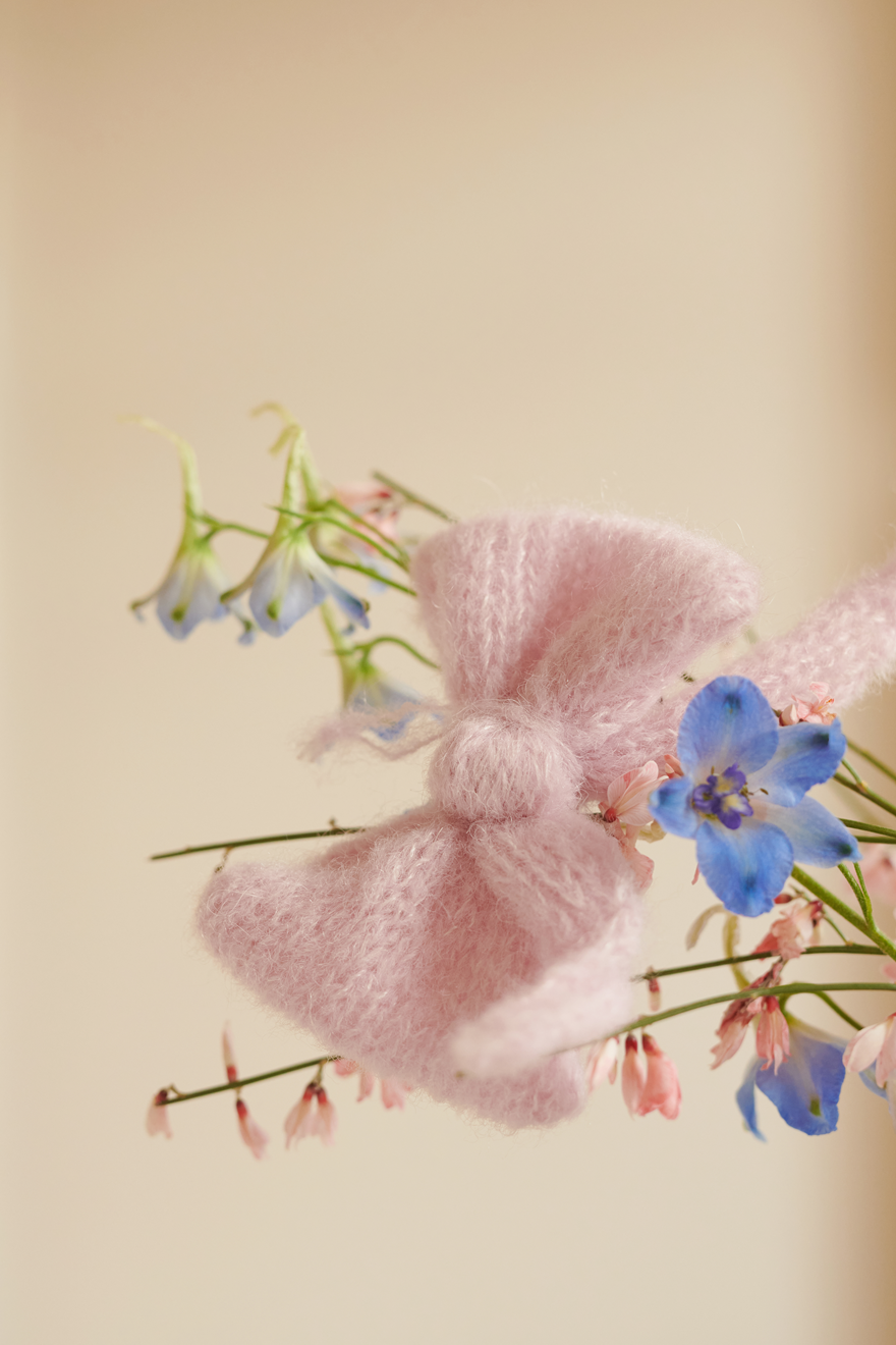 Handgefertigte Dekoschleife LISSI in einem Blumenstrauß dekoriert in der Farbe puderrosa