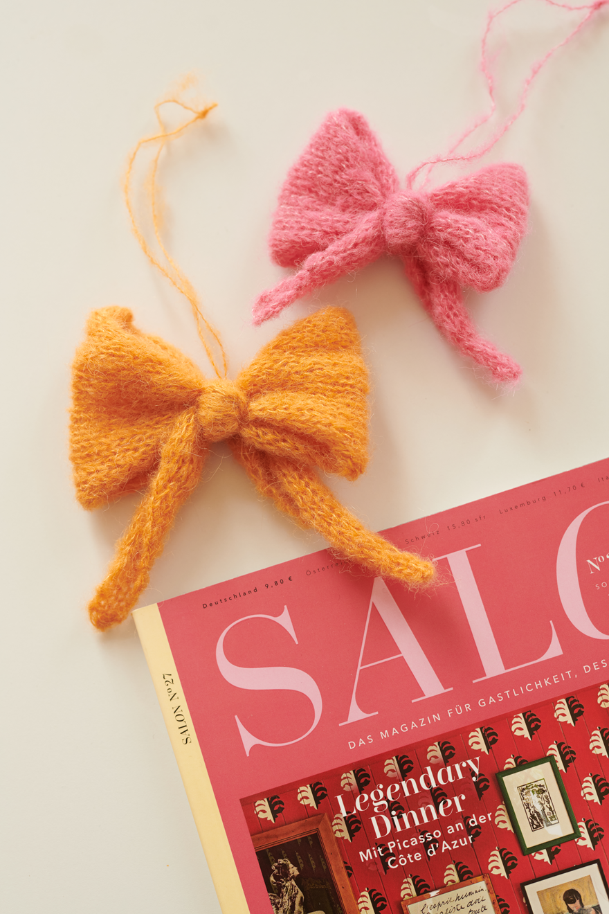 Handgefertigte Dekoschleife LISSI mit Magazin dekoriert in den Farben mandarine und knallpink