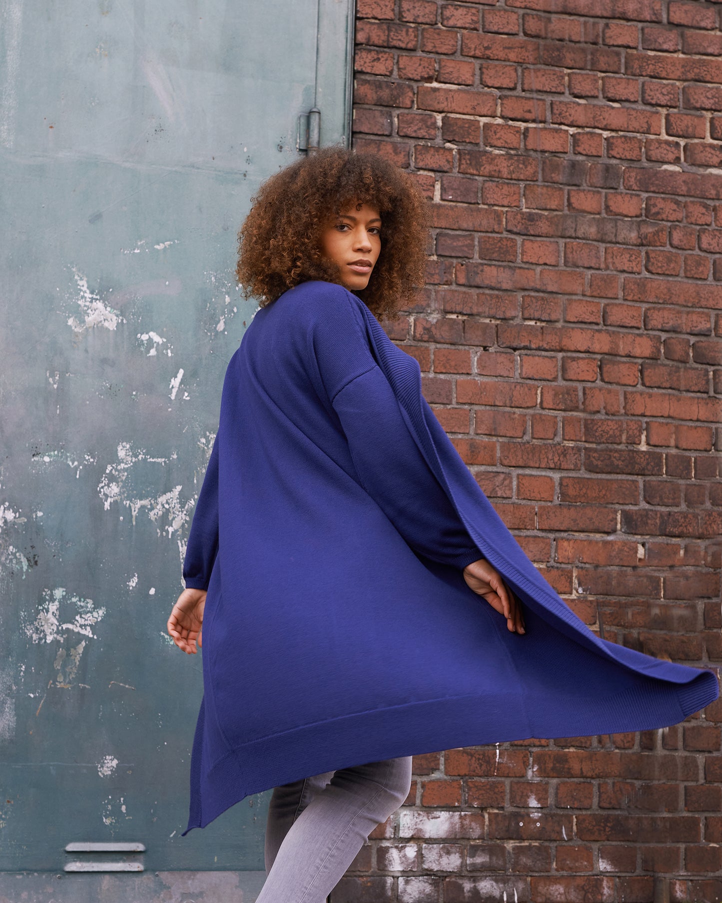 Merino Longcardigan CLEO Rueckansicht2 schwingend an Model in der Farbe marine