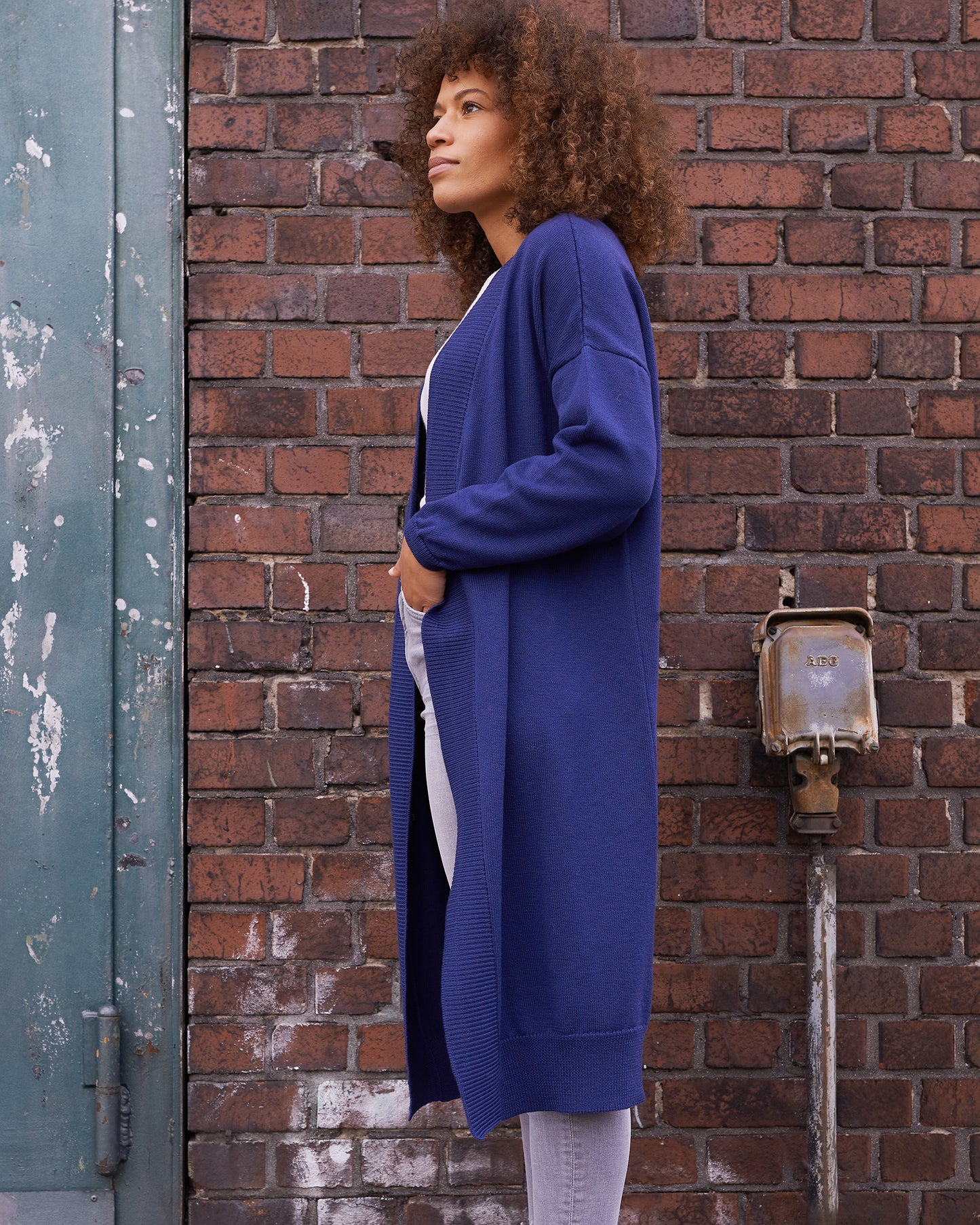 Merino Longcardigan CLEO Seitenansicht an Model in der Farbe marine