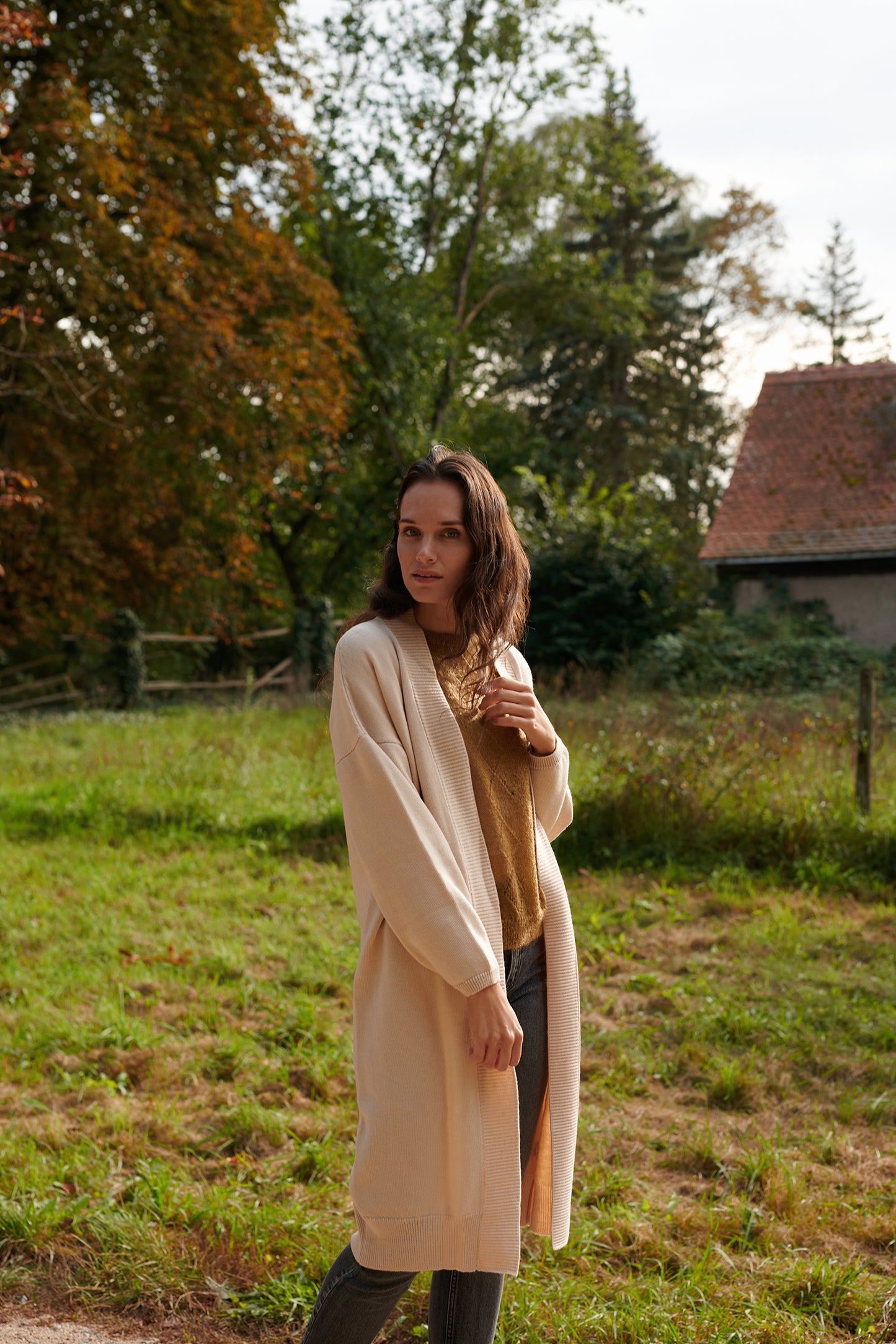 Merino Longcardigan CLEO Seitenansicht an Model in der Farbe vanilla