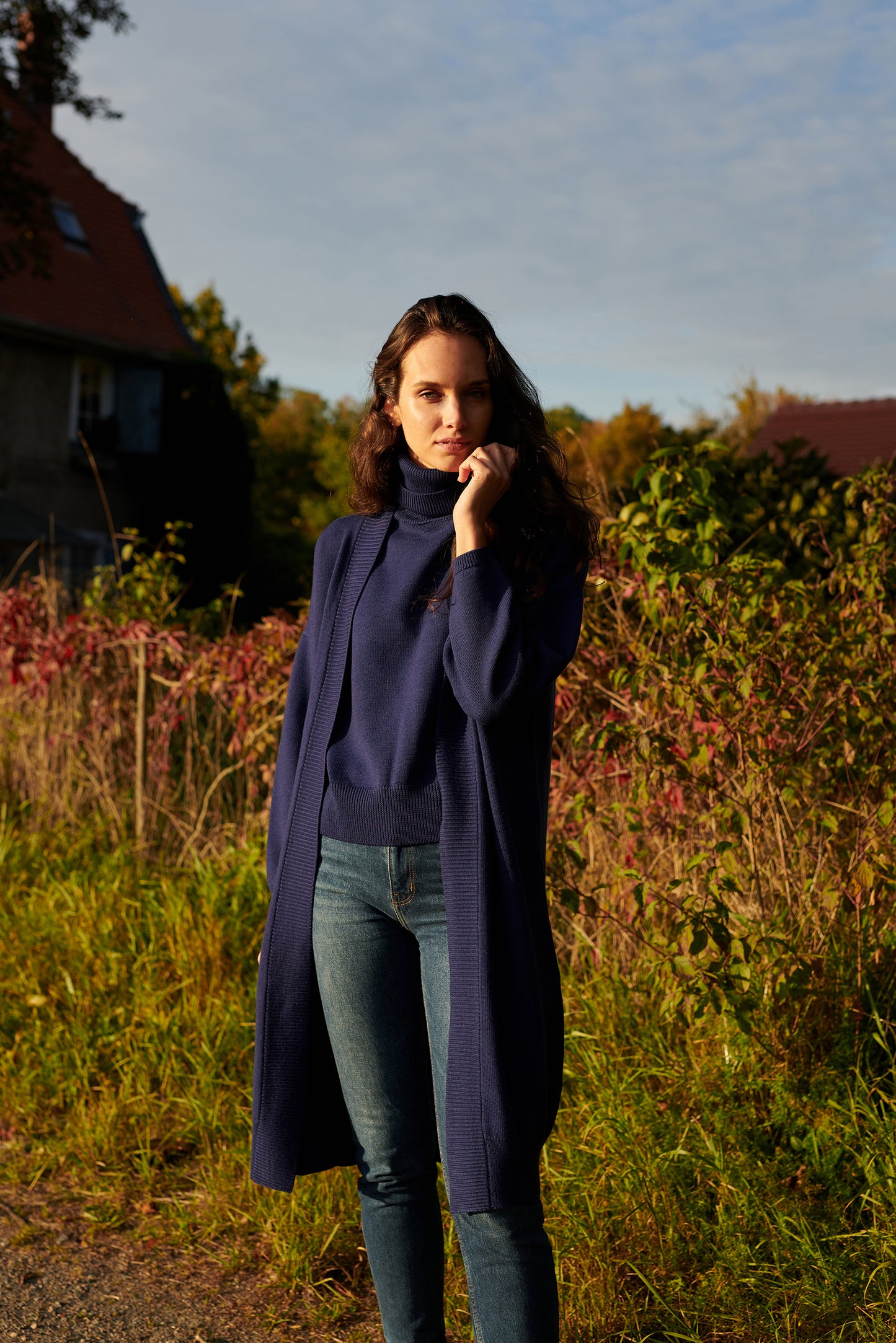 Merino Longcardigan CLEO Vorderansicht Twinset Kombi an Model in der Farbe marine
