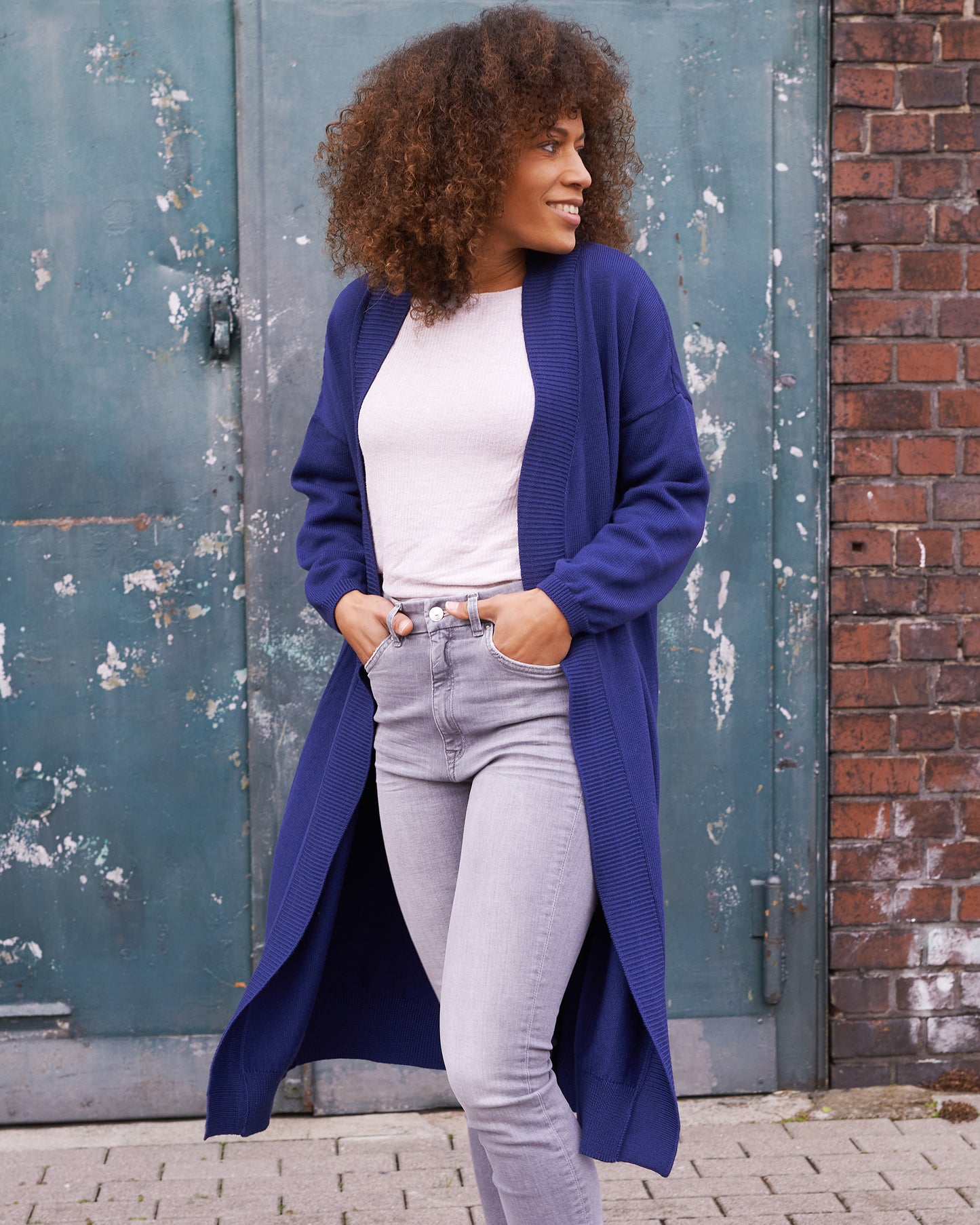 Merino Longcardigan CLEO Vorderansicht offen getragen an Model in der Farbe marine