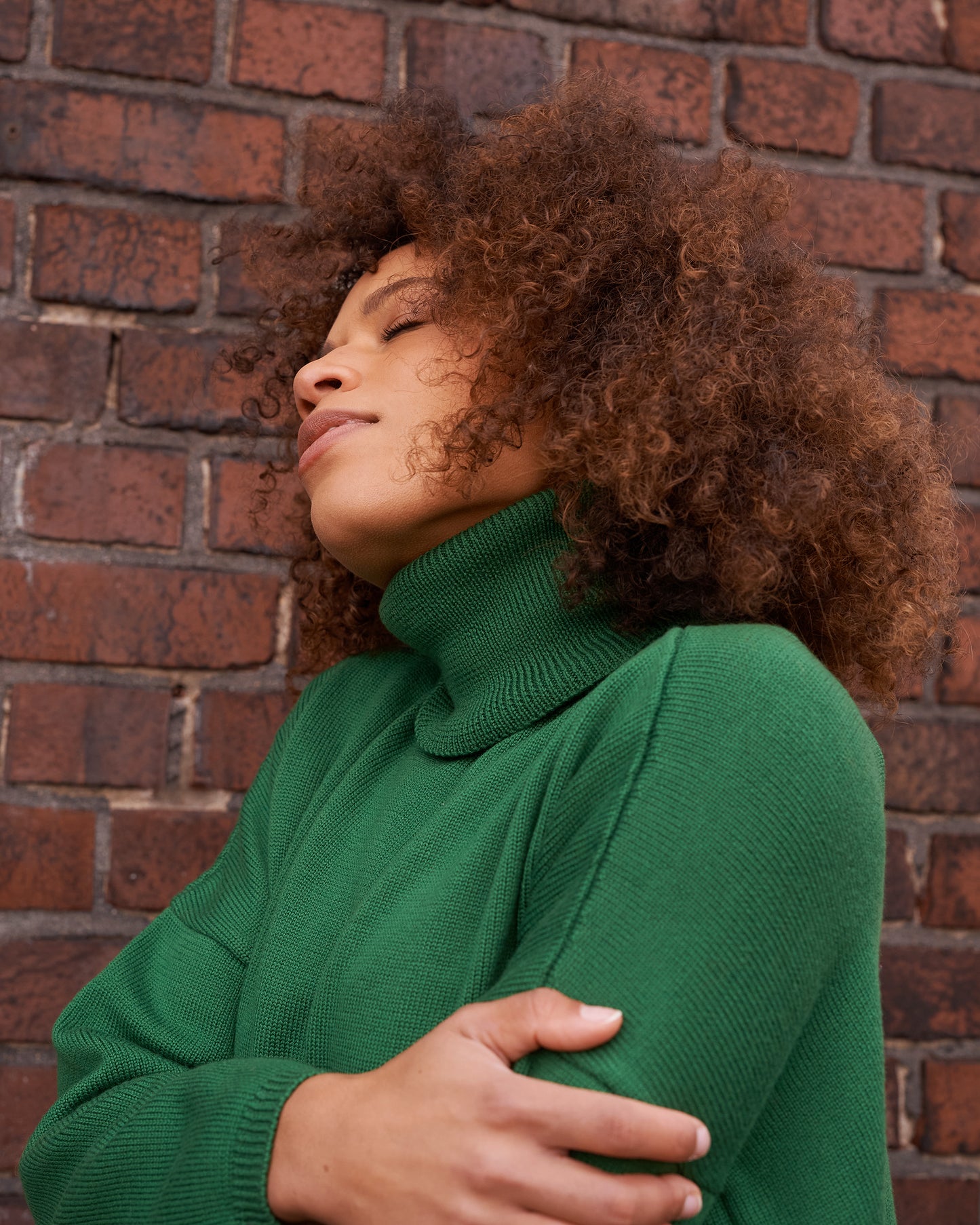Merino Rollkragenpullover_BEA Detailansicht Rollkragen an Model in der Farbe tanne