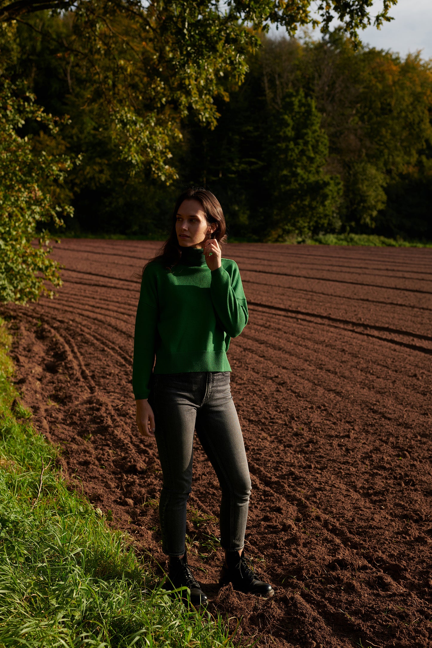 Merino Rollkragenpullover_BEA Vorderansicht1 an Model in der Farbe tanne