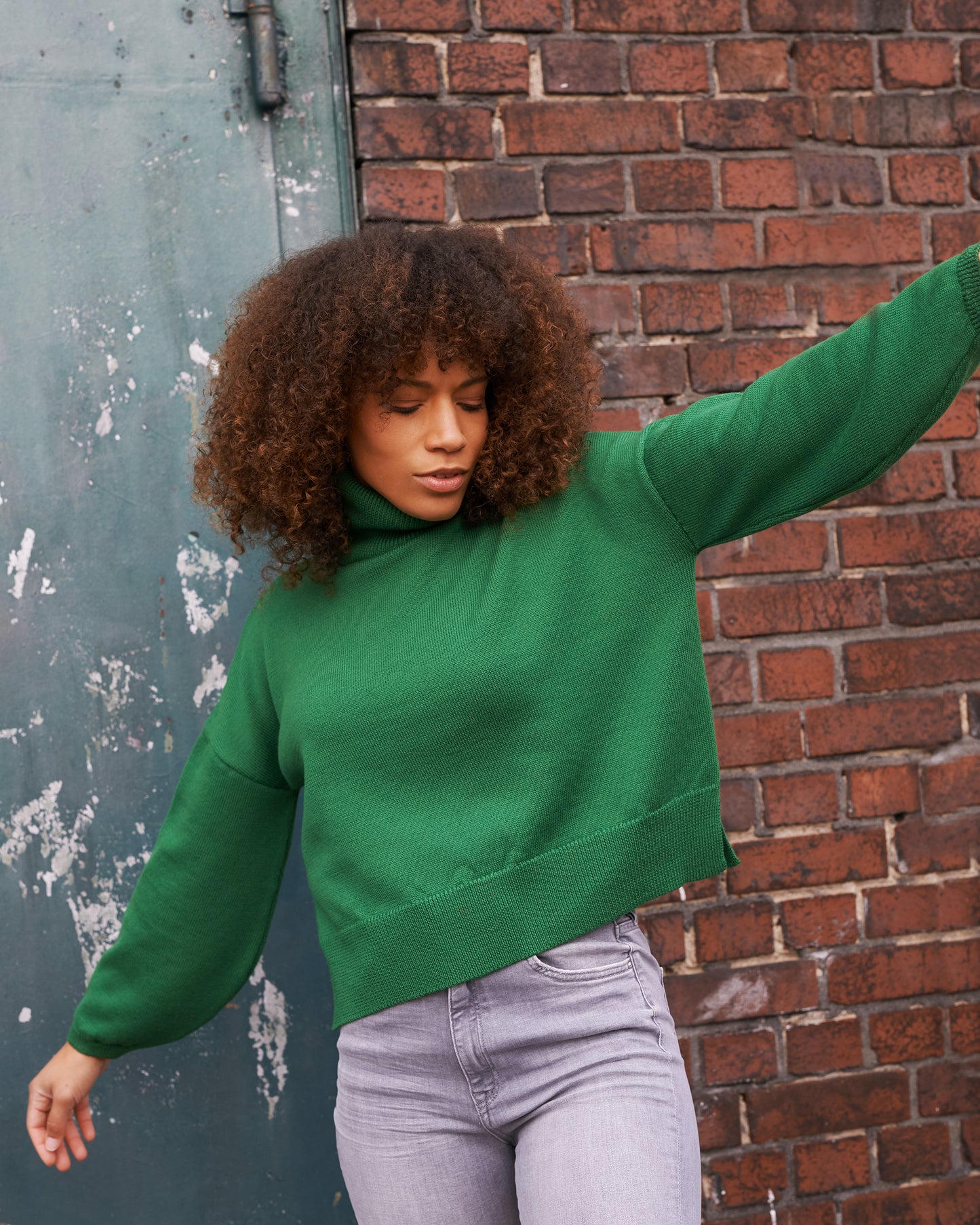 Merino Rollkragenpullover_BEA Vorderansicht2 an Model in der Farbe tanne