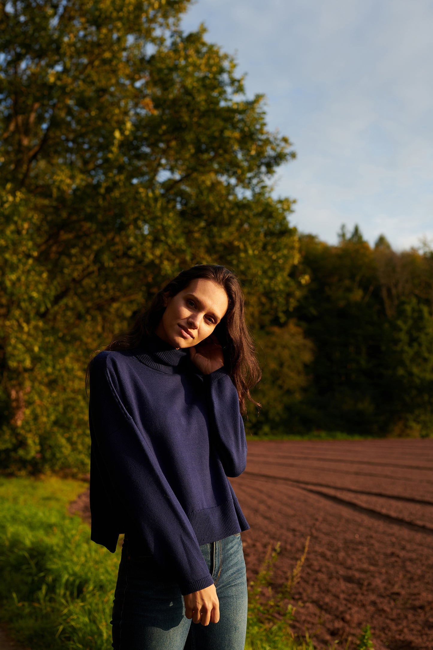 Merino Rollkragenpullover_BEA mit Schlitz in Seitennaht Vorderansicht an Model in der Farbe marine