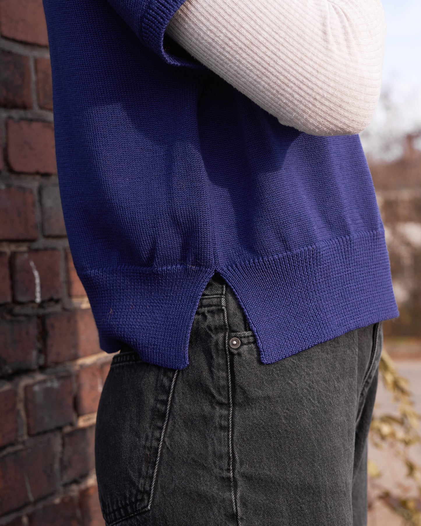 Merino  Rollkragenpullunder ANTONIA Detailansicht Schlitz in Seitennaht an Model in der Farbe marine