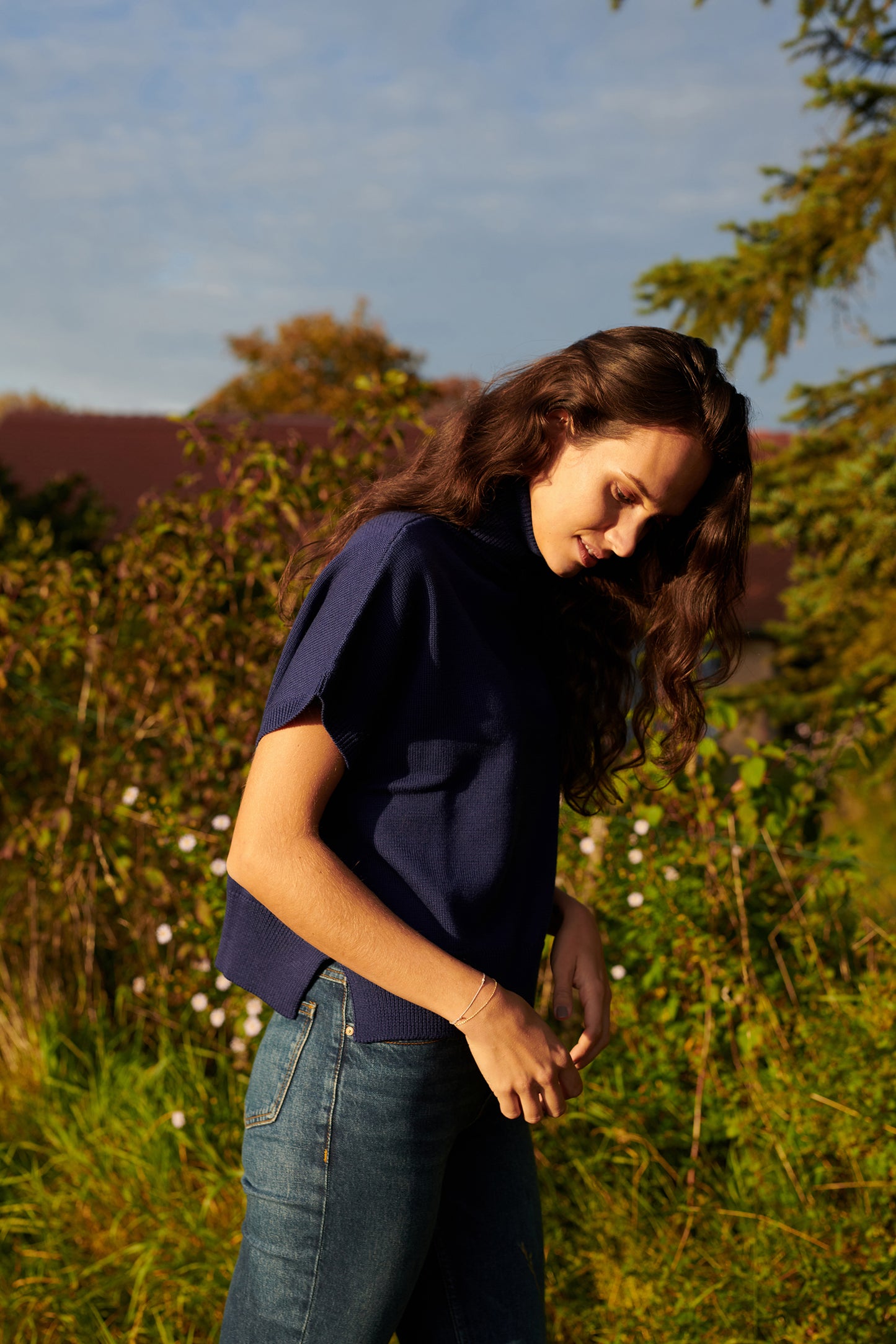 Merino  Rollkragenpullunder_ANTONIA  mit Schlitz in Seitennaht Seitenansicht  an Model in der Farbe marine