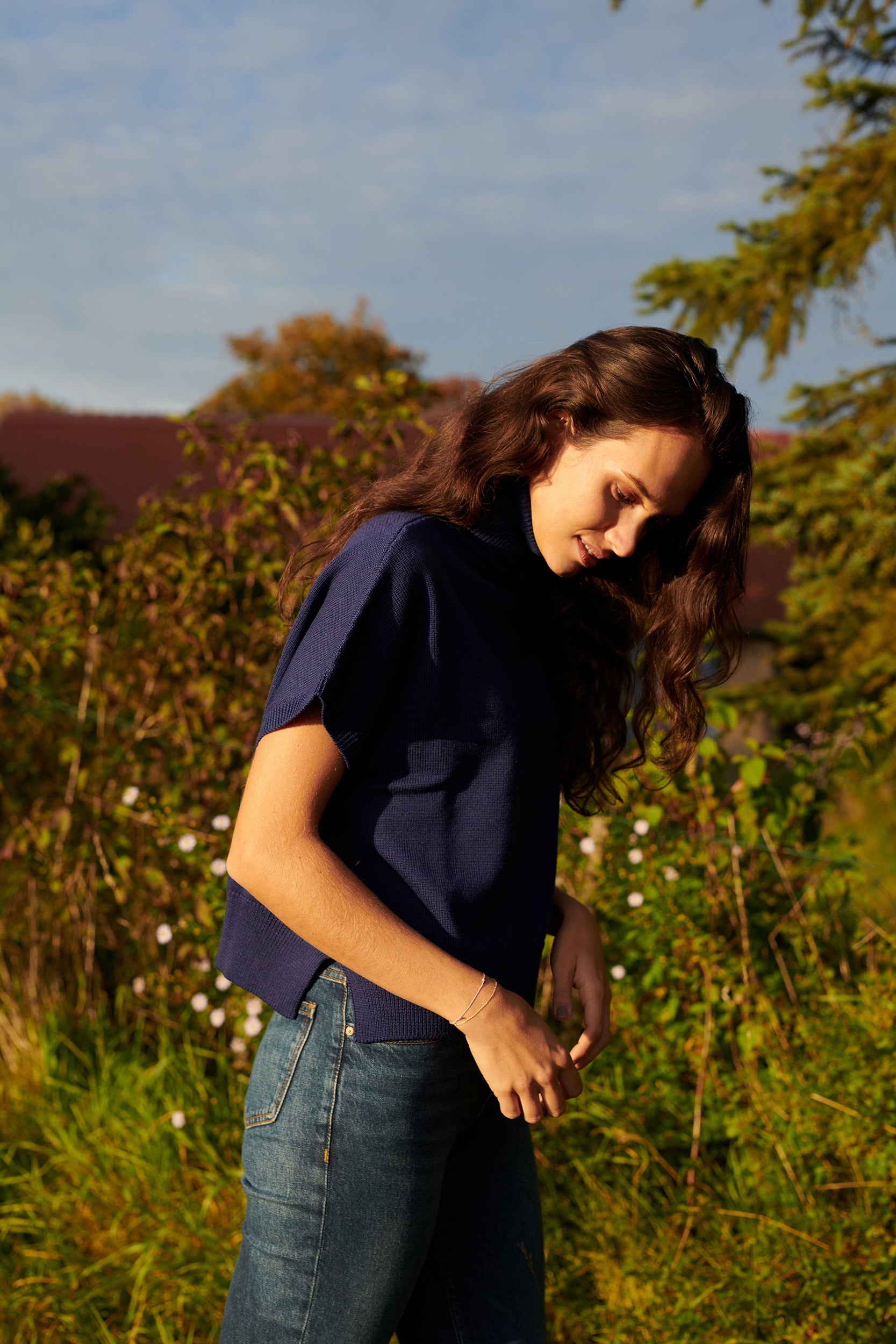 Merino  Rollkragenpullunder_ANTONIA  mit Schlitz in Seitennaht Seitenansicht  an Model in der Farbe marine