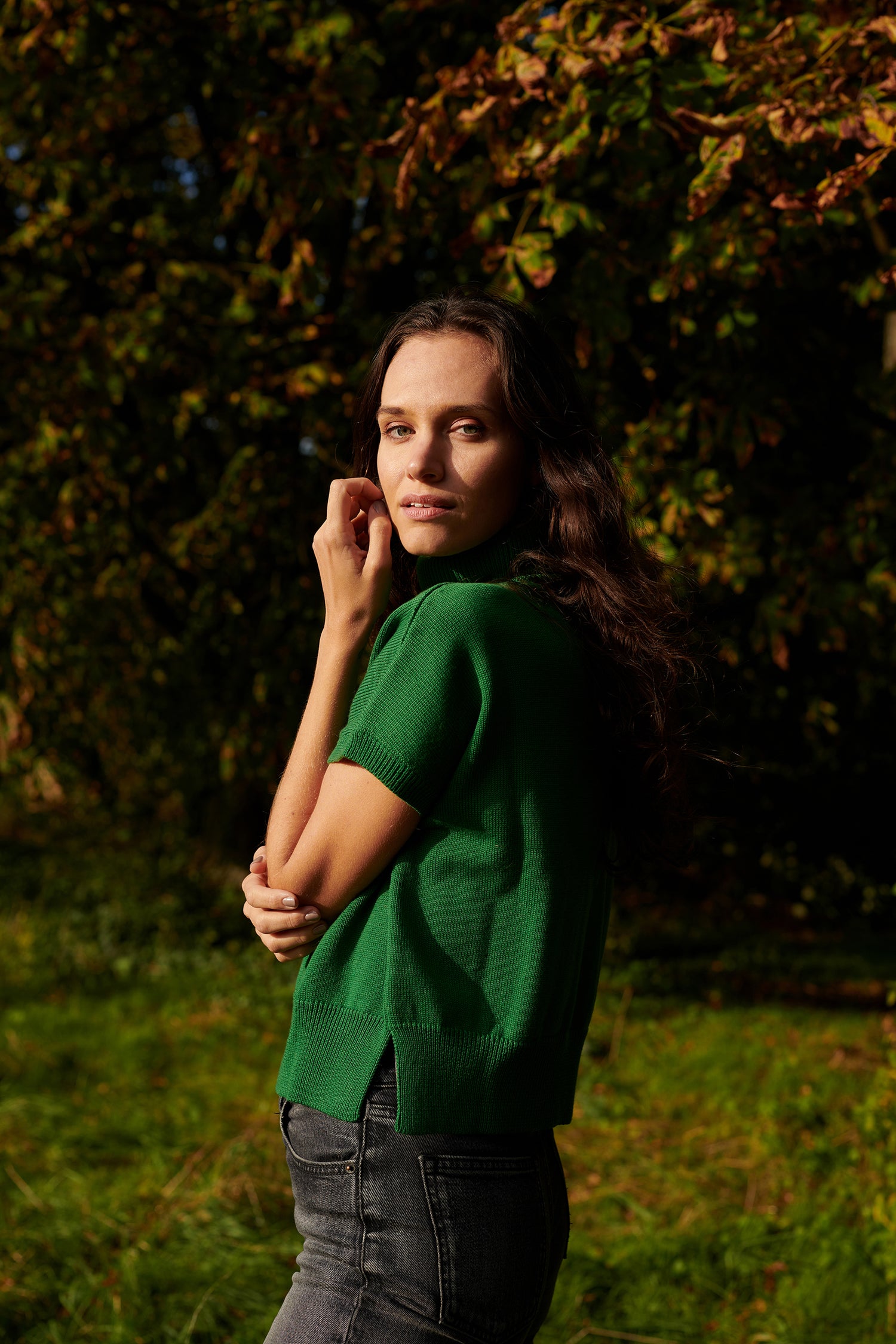 Merino Rollkragenpullunder_ANTONIA mit Schlitz in Seitennaht Seitenansicht an Model in der Farbe tanne