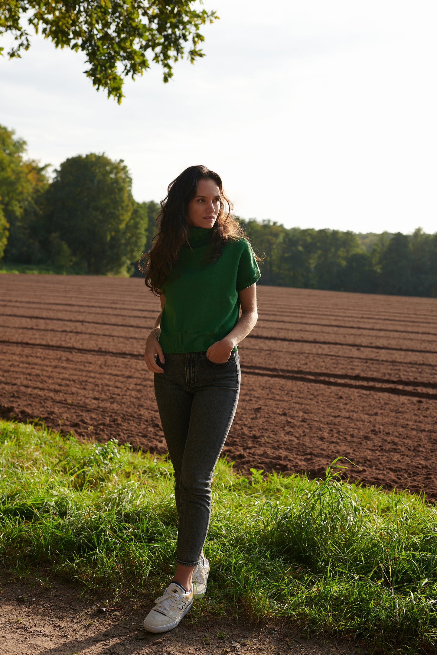Merino  Rollkragenpullunder ANTONIA Vorderansicht2  an Model in der Farbe tanne