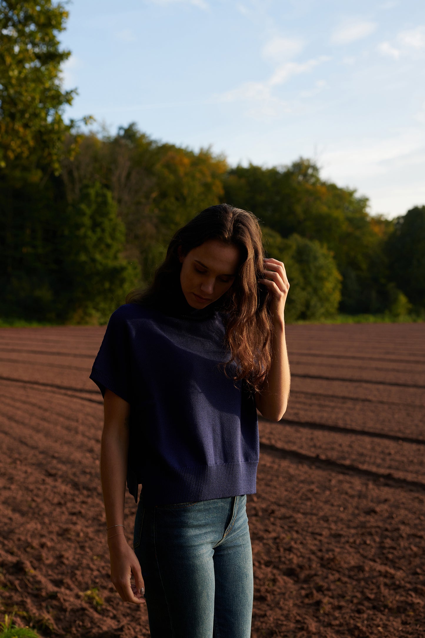 Merino Rollkragenpullunder_ANTONIA  mit Schlitz in Seitennaht Vorderansicht  an Model in der Farbe marine