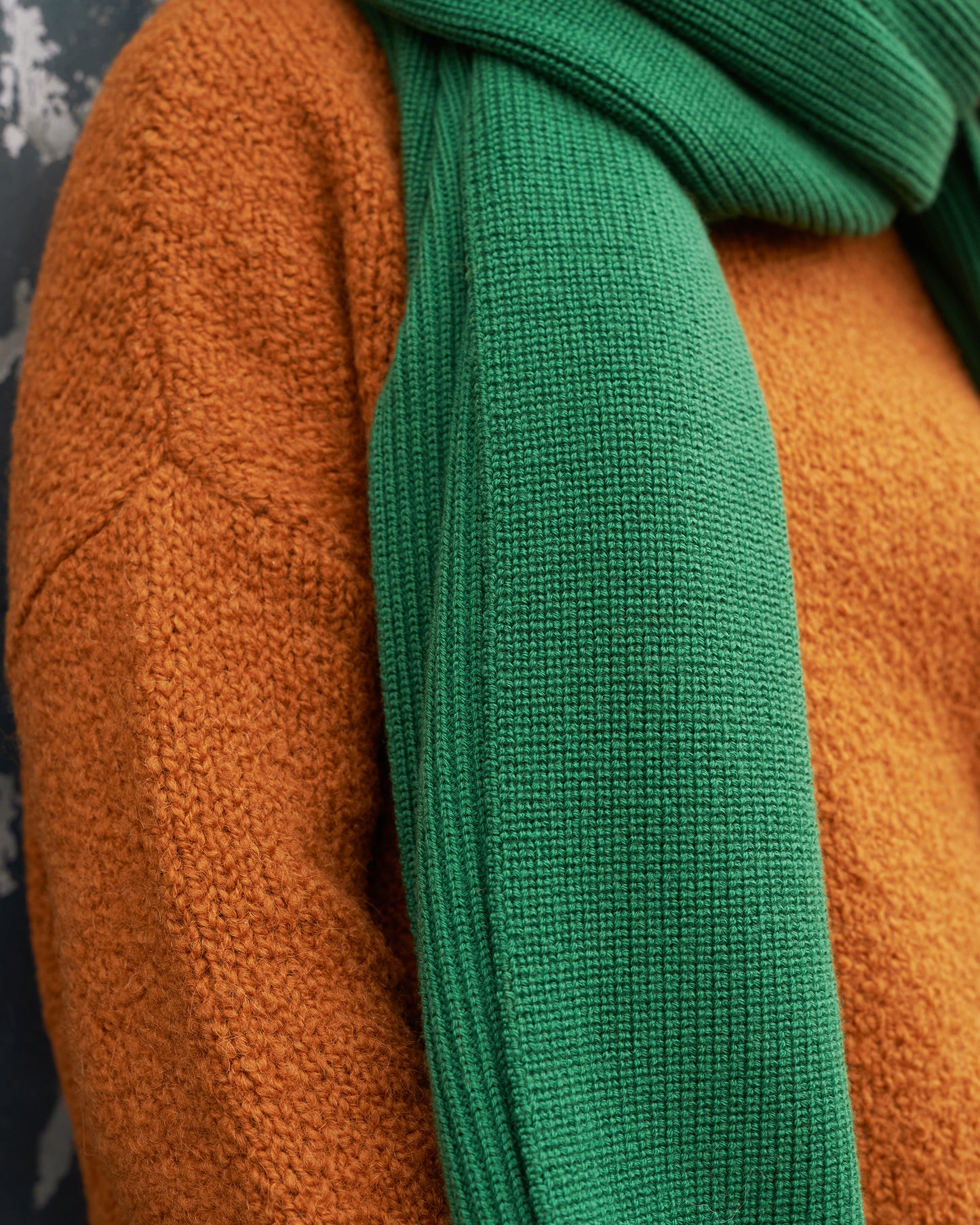 Merino Schal STELLA Detailansicht Strickstruktur in der Farbe tanne