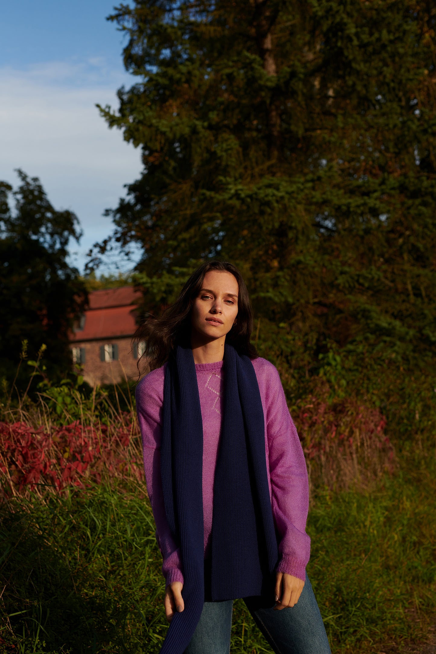 Merino Schal STELLA schwingend in Kombi mit Mohairpullover an Model in der Farbe marine