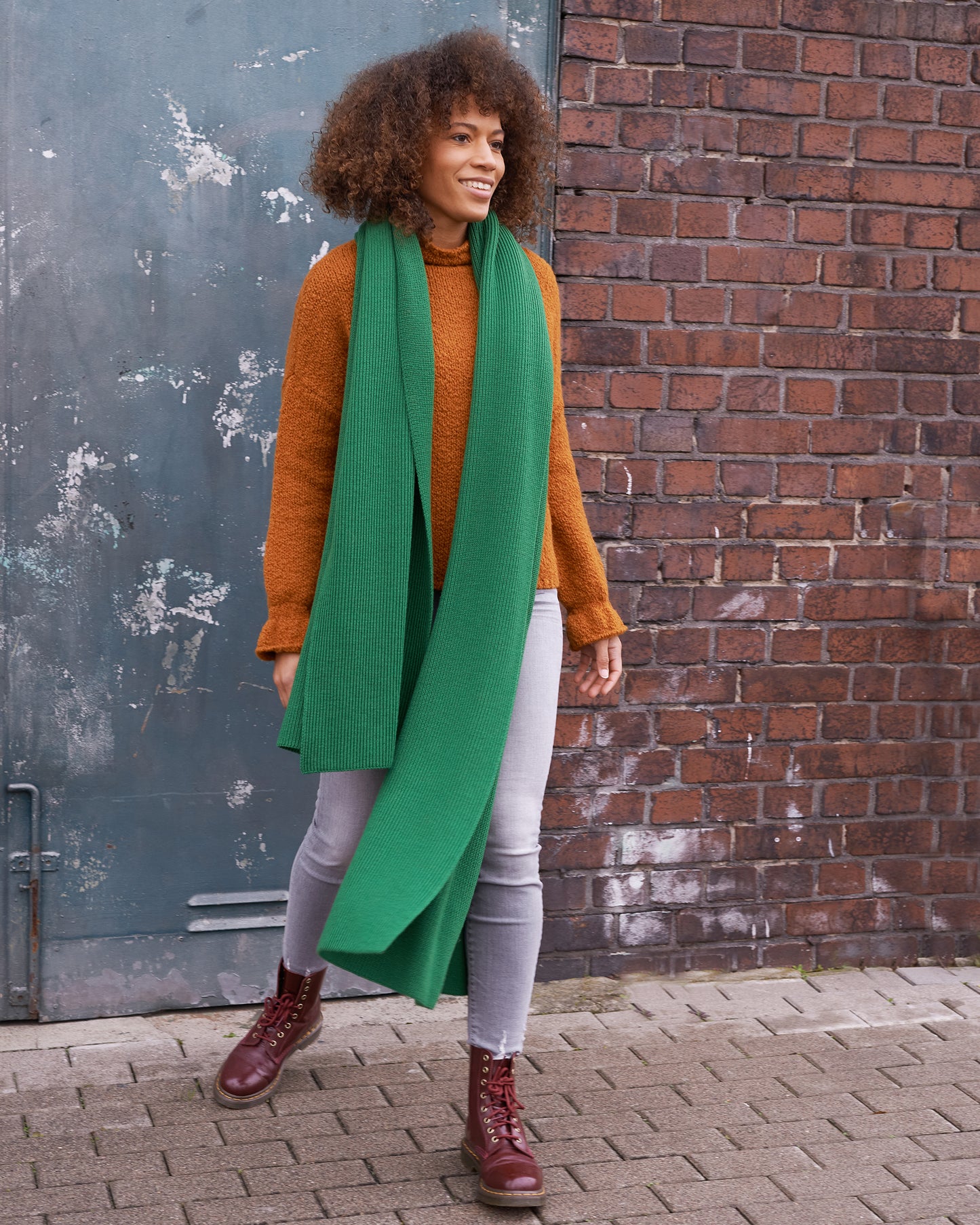 Merino Schal STELLA schwingend in Kombi mit Bouclepullover an Model in der Farbe tanne