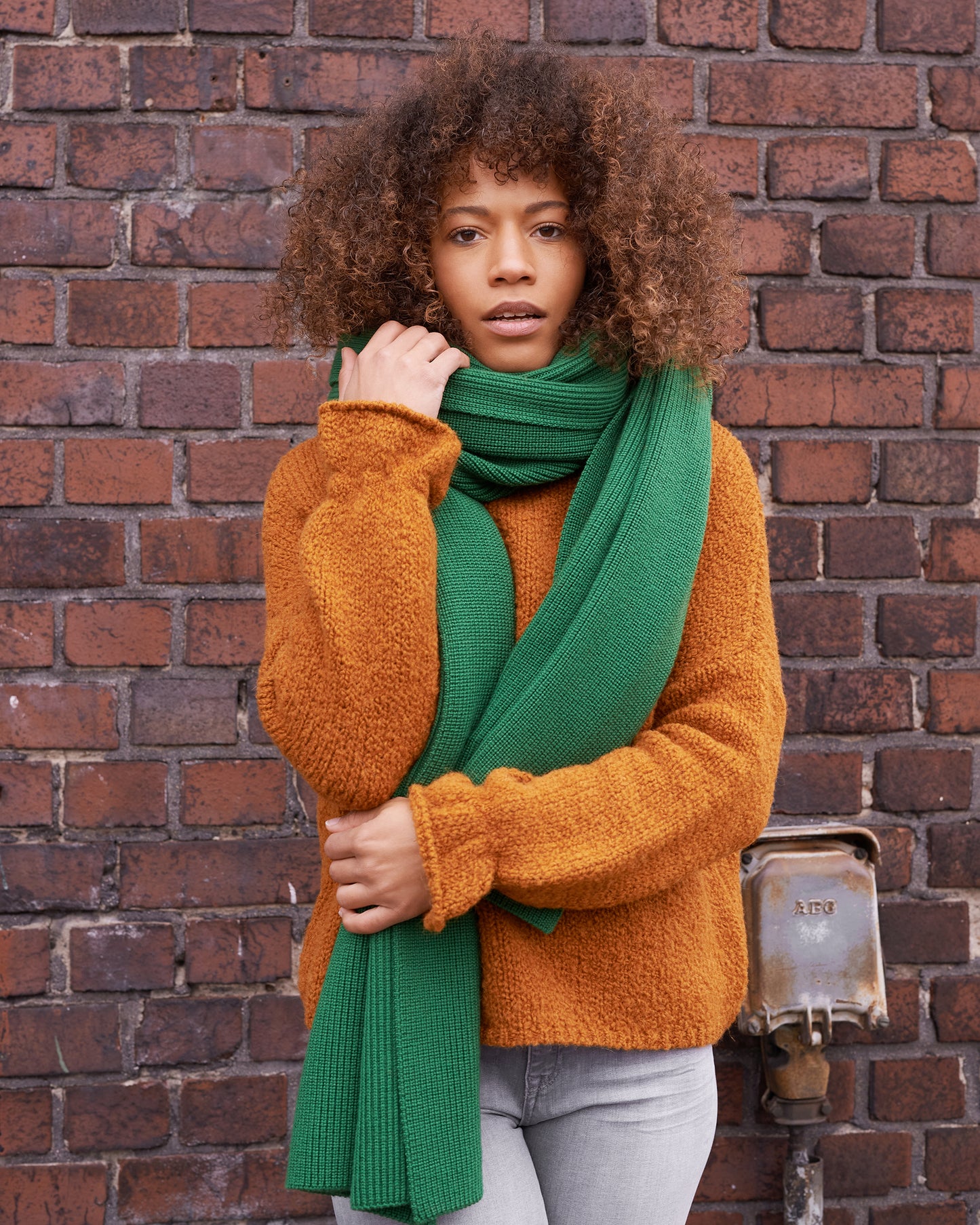 Merino Schal STELLA um Hals gewickelt in Kombi mit Bouclepullover an Model in der Farbe tanne