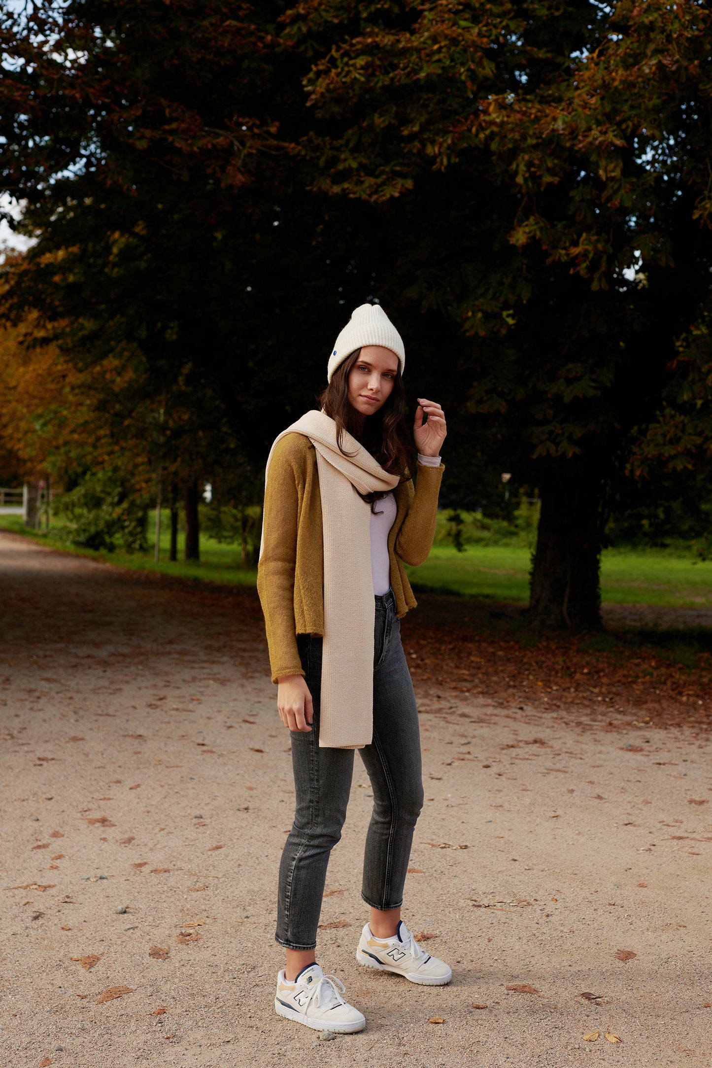 Merino Schal STELLA um Hals gewickelt in Kombi mit Mütze an Model in der Farbe vanilla