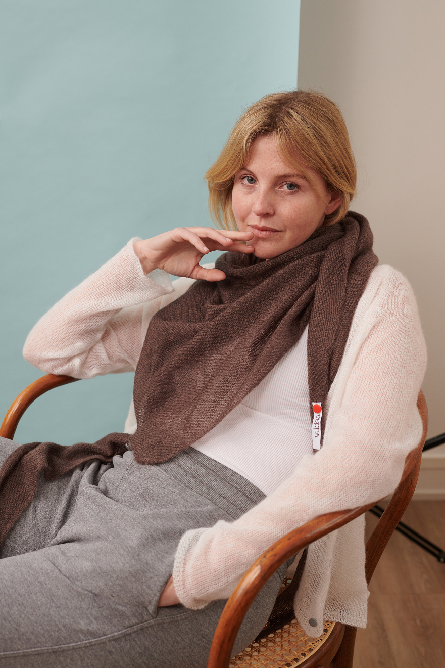 Mohair Dreieckstuch GITTA um Hals gelegt in Kombi mit Mohahir Cardigan XENIA an Model in der Farbe dunkelbraun