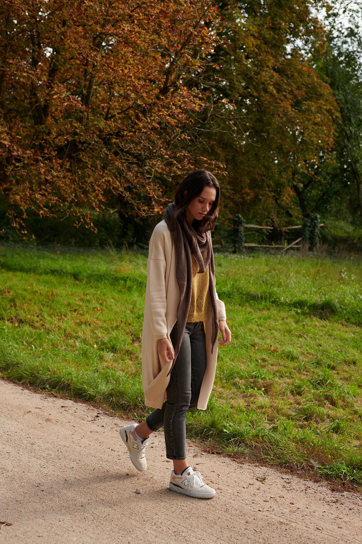 Mohair Dreieckstuch GITTA um Hals gelegt in Kombi mit Merino Longcardigan CLEO an Model in der Farbe dunkelbraun