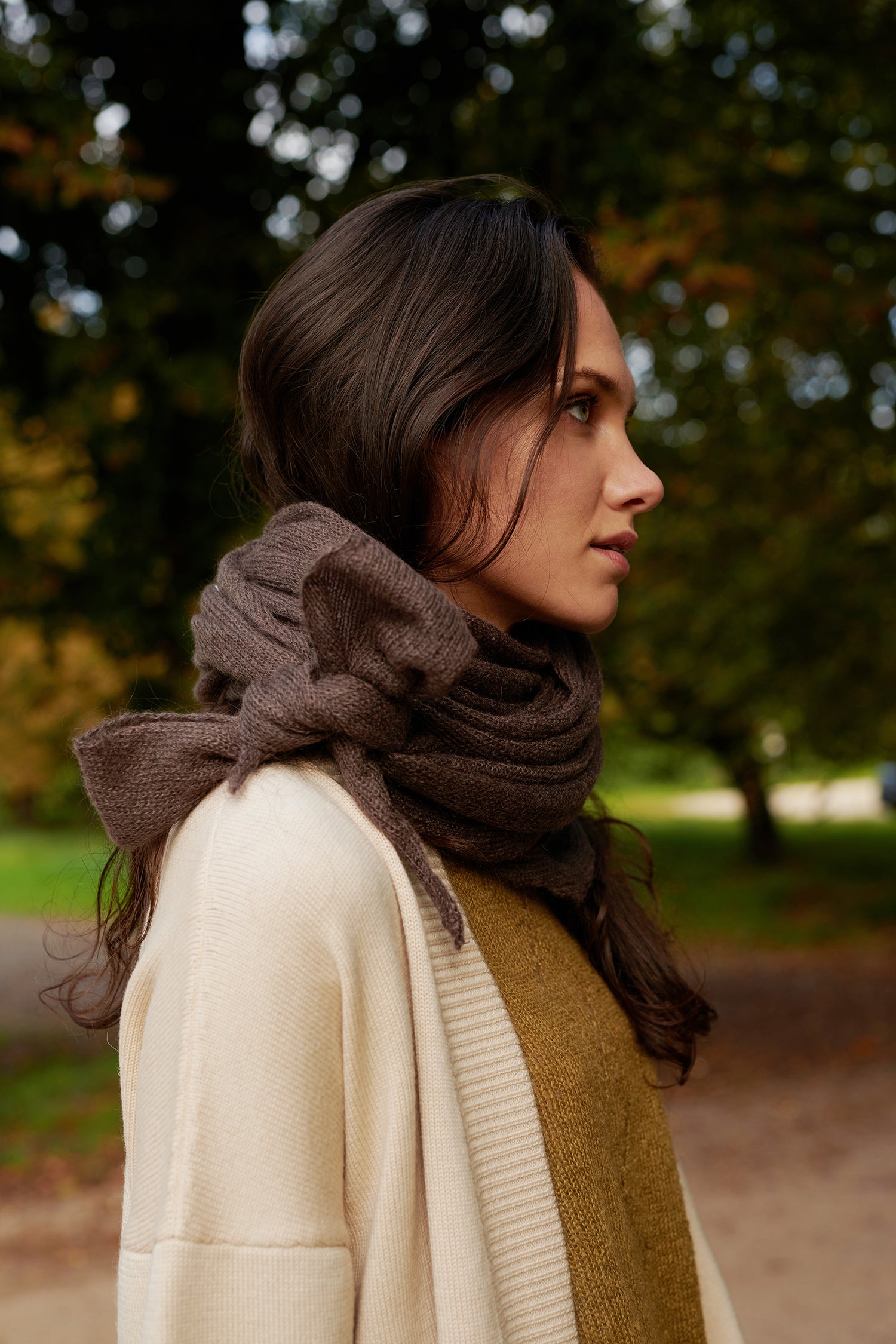 Mohair Dreieckstuch GITTA zur Schleife gebunden in Kombi mit Merino Longcardigan CLEO an Model in der Farbe dunkelbraun