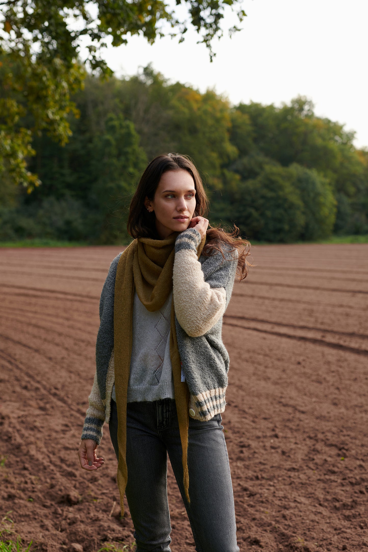 Mohair Dreieckstuch GITTA um Hals gelegt in Kombi mit Collegecardigan VICKY an Model in der Farbe helloliv