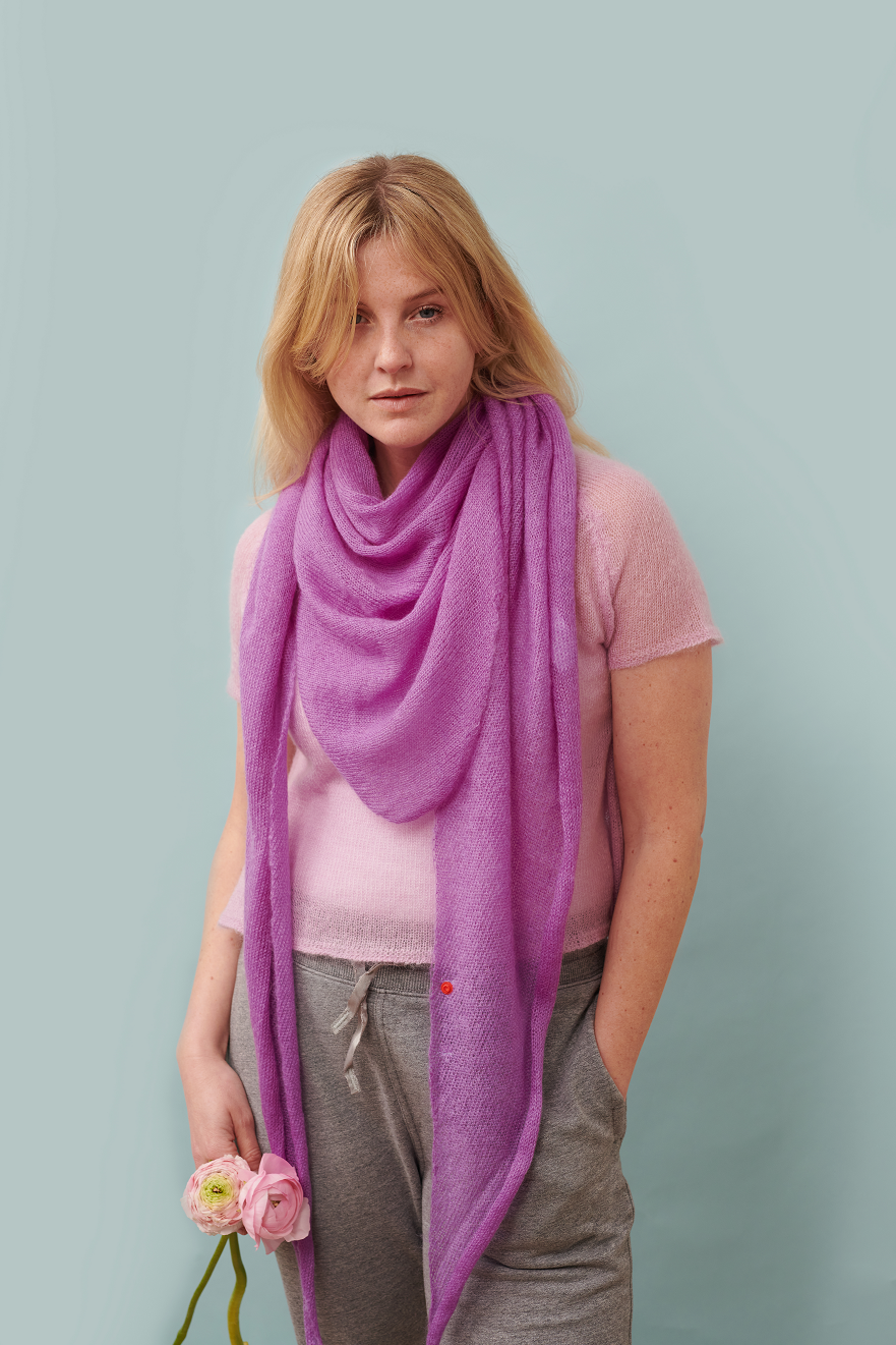 Mohair Dreieckstuch GITTA um Hals gelegt in Kombi mit Mohahir Shirt OLIVIA an Model in der Farbe lila