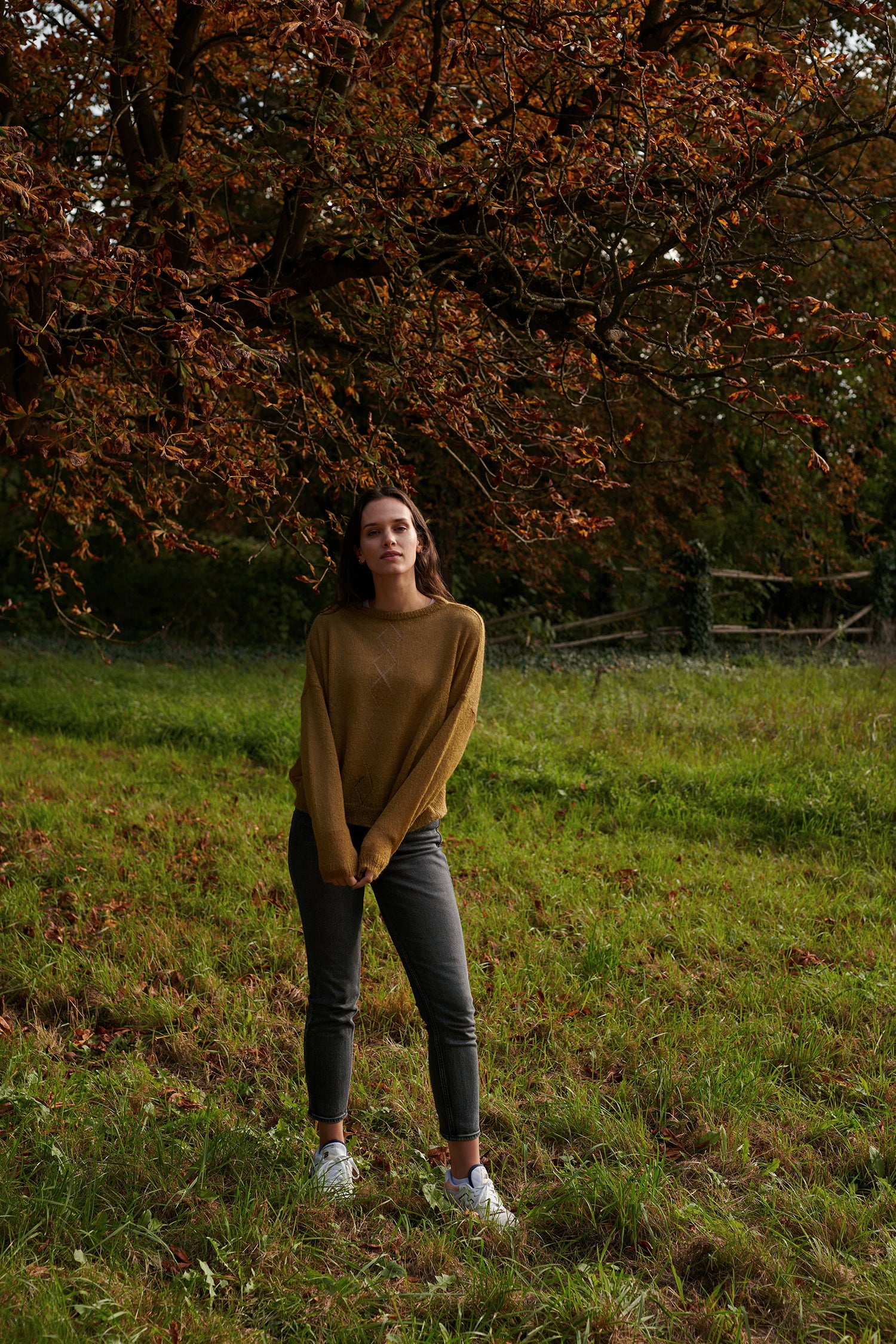 Mohair Pullover RIKKI Vorderansicht1 an Model in der Farbe helloliv