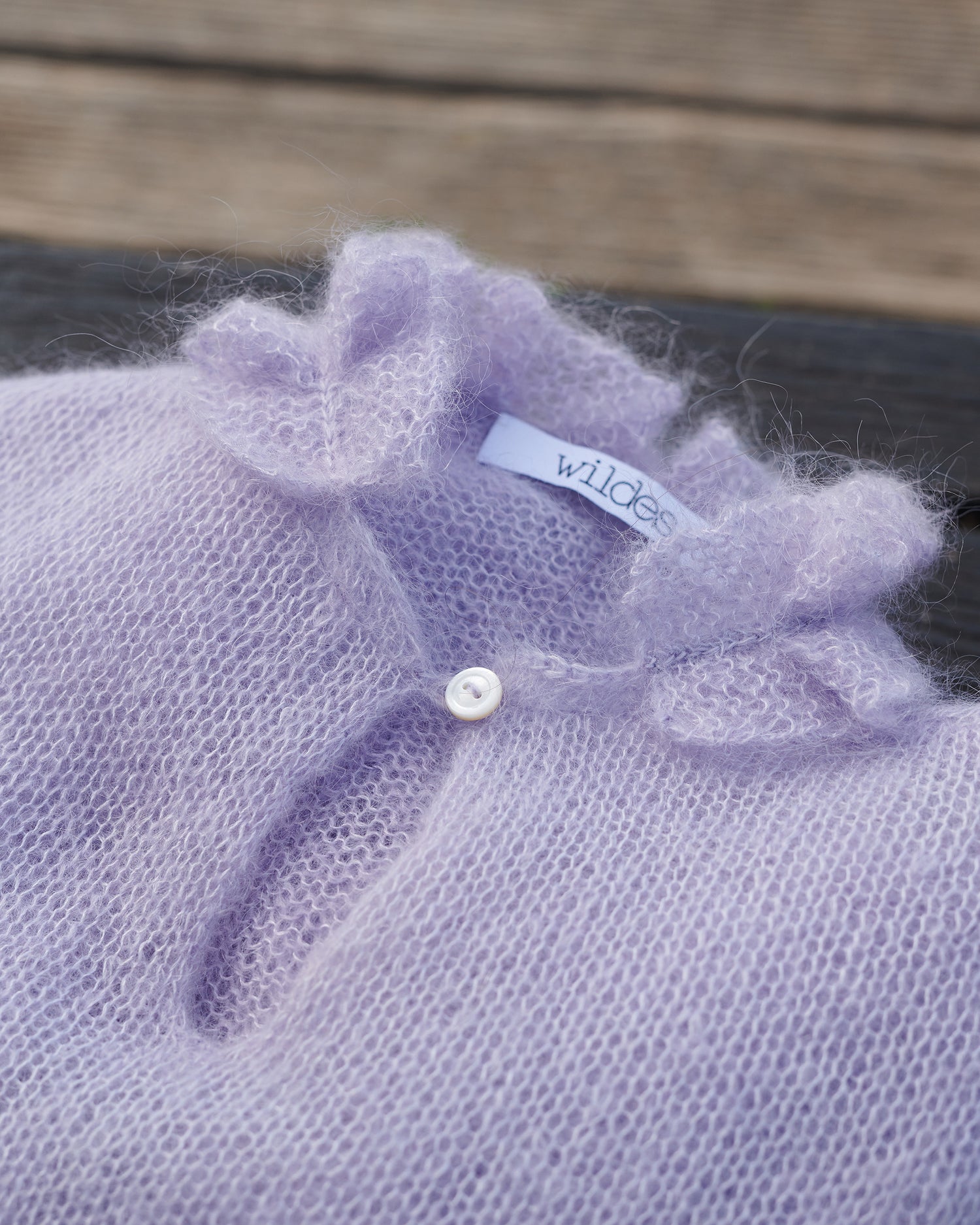 Mohair Seide Pullover FRIDA mit Rueschenkragen Großansicht, gefaltet liegend in der Farbe lila nebel.