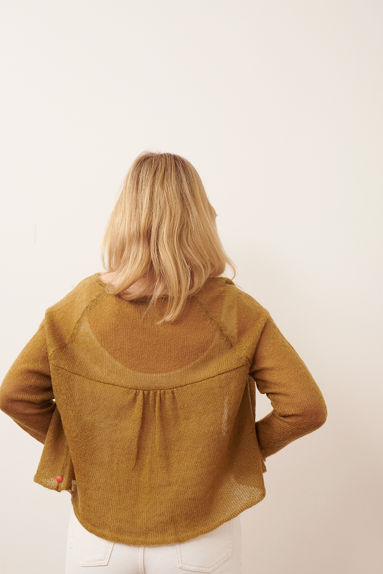 Mohaircardigan XENIA Rueckansicht2 an Model in der Farbe helloliv