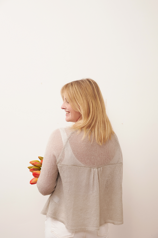 Mohaircardigan XENIA Rueckansicht an Model in der Farbe asphalt grey