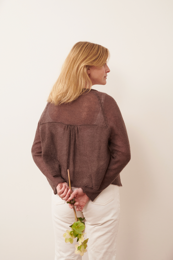 Mohaircardigan XENIA Rueckansicht mit Fältchen an Model in der Farbe dunkelbraun