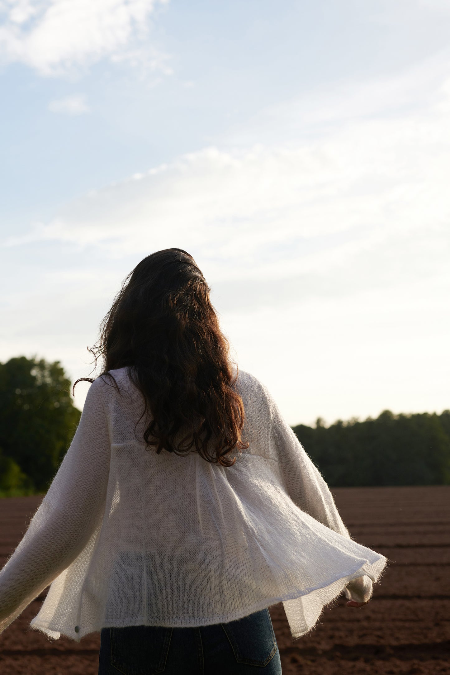 Mohaircardigan XENIA Rueckansicht schwingend an Model in der Farbe pearl white