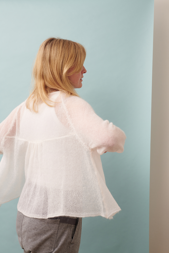Mohaircardigan XENIA Seiten-Rueckansicht an Model in der Farbe pearl white