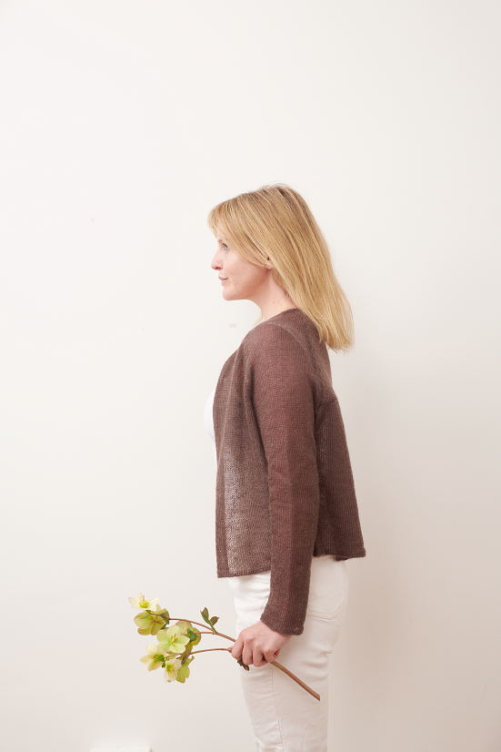 Mohaircardigan XENIA Seitenansicht2 an Model in der Farbe dunkelbraun